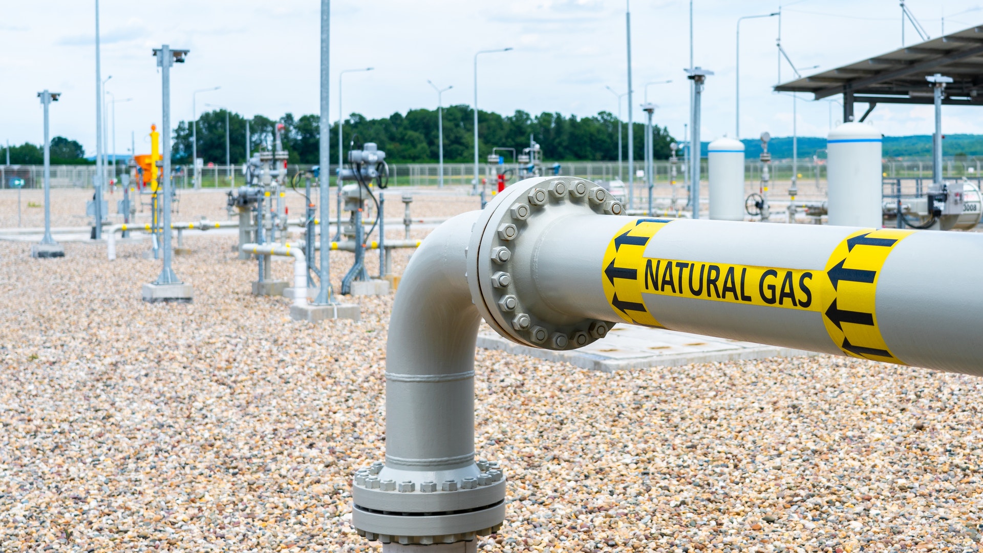 En ett rör med texten "Natural Gas" går ner i marken.