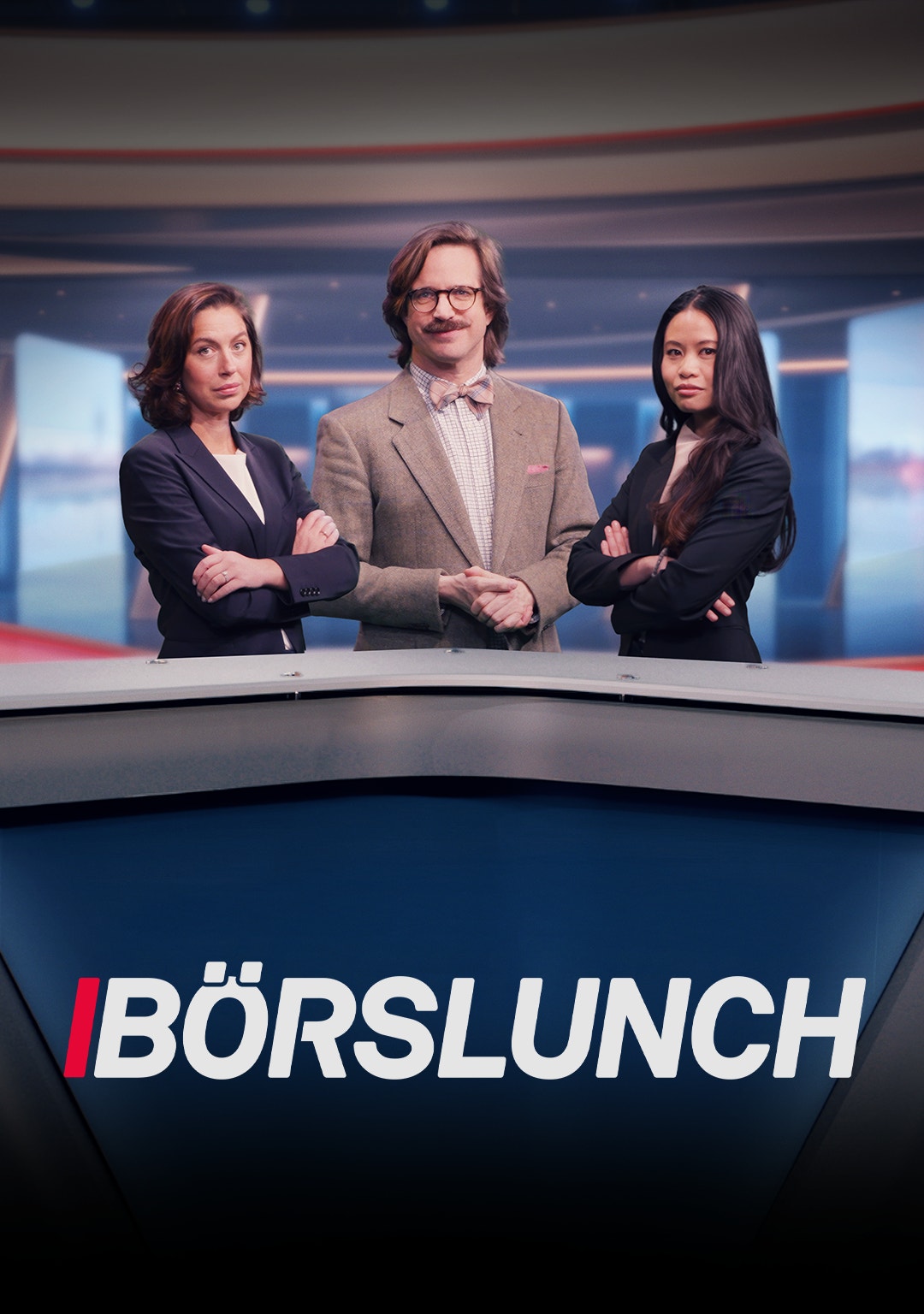 Tre personer i affärskläder står vid ett nyhetsbord i en TV-studio för programmet Börslunch.