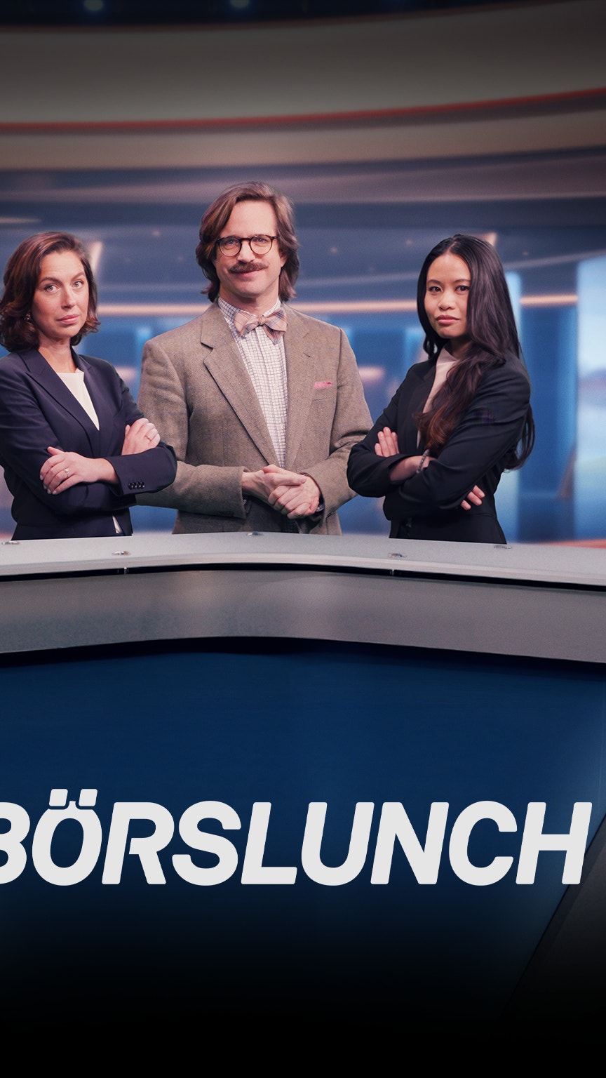 Tre personer i affärskläder står vid ett nyhetsbord i en TV-studio för programmet Börslunch.