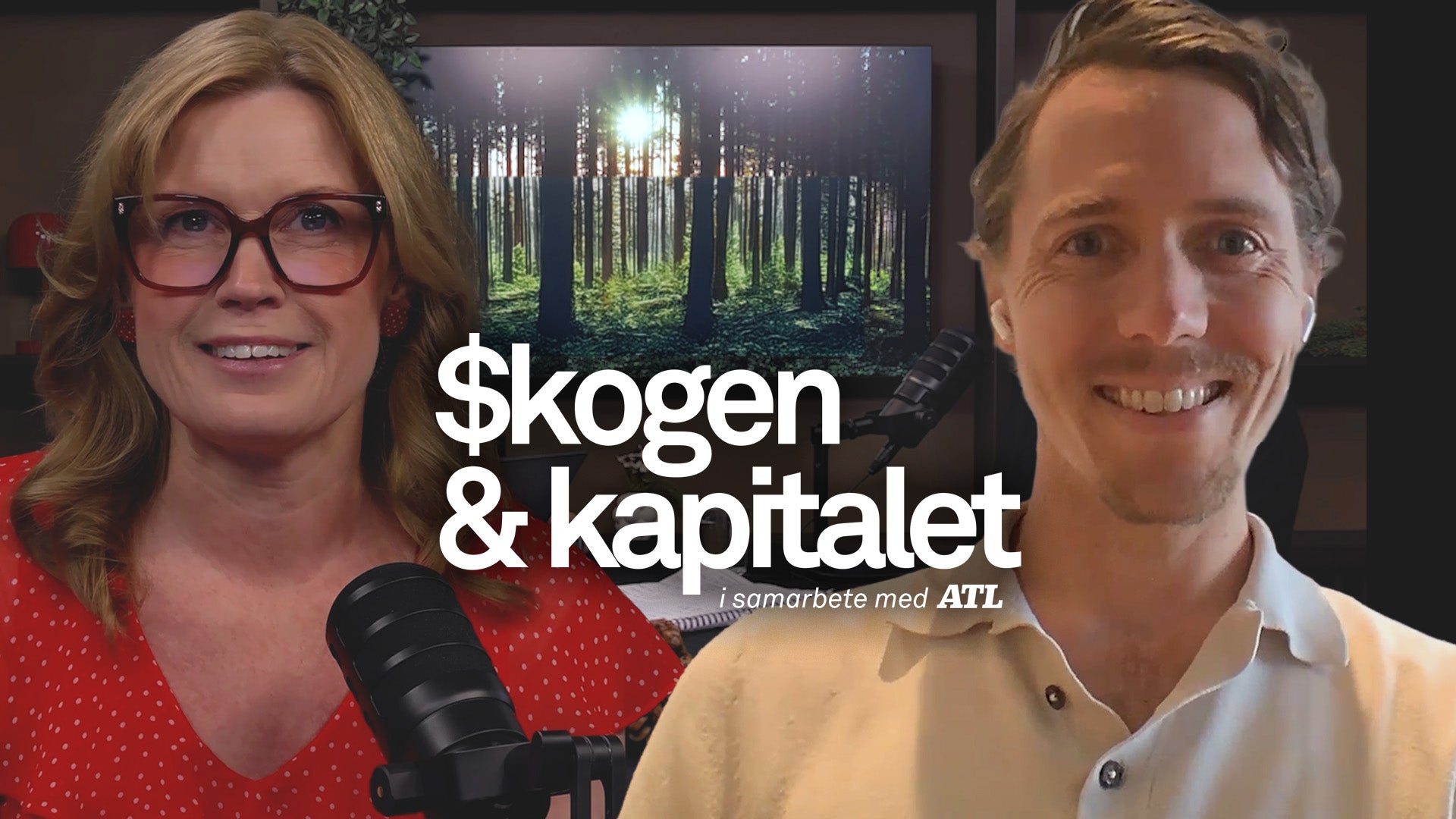 Omslag för podcasten Skogen & kapitalet. Visar två personer framför en bild av en grön skog med höga träd. Texten "Skogen & kapitalet" och "i samarbete med ATL" är synlig på omslaget.