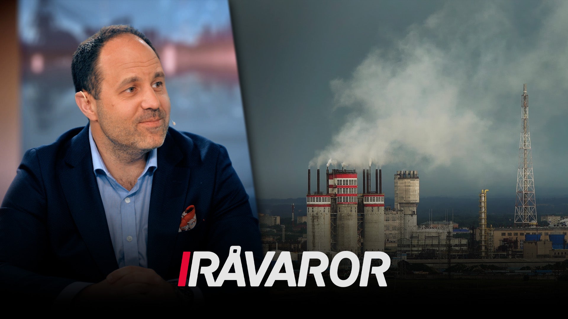 En man i blå skjorta och mörkblå kavaj framför en bild av en industriell stadsskyline med fabriker och rök. Texten Råvaror visas längst ned.