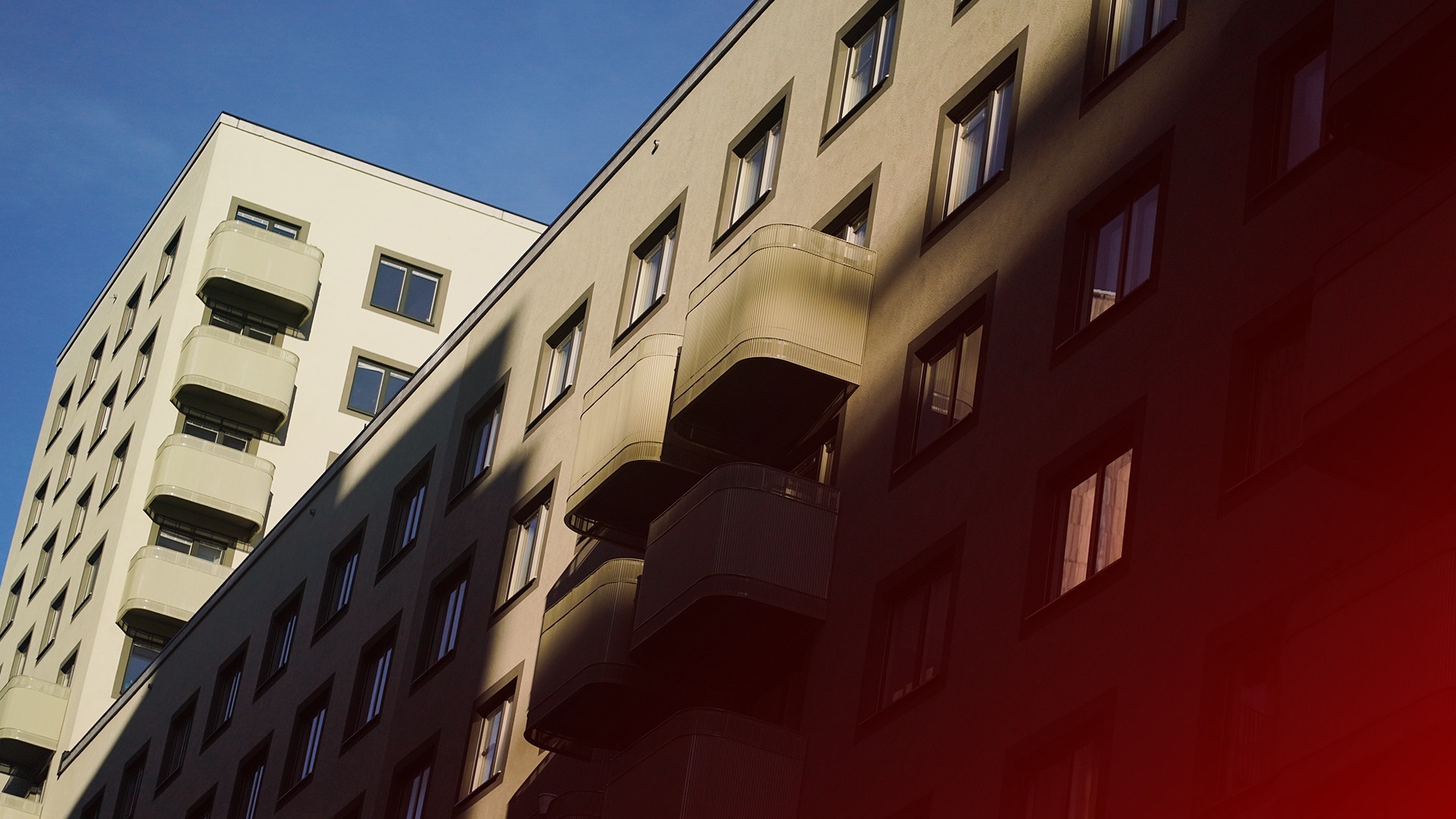 Moderna bostadshus fotograferade underifrån mot blå himmel