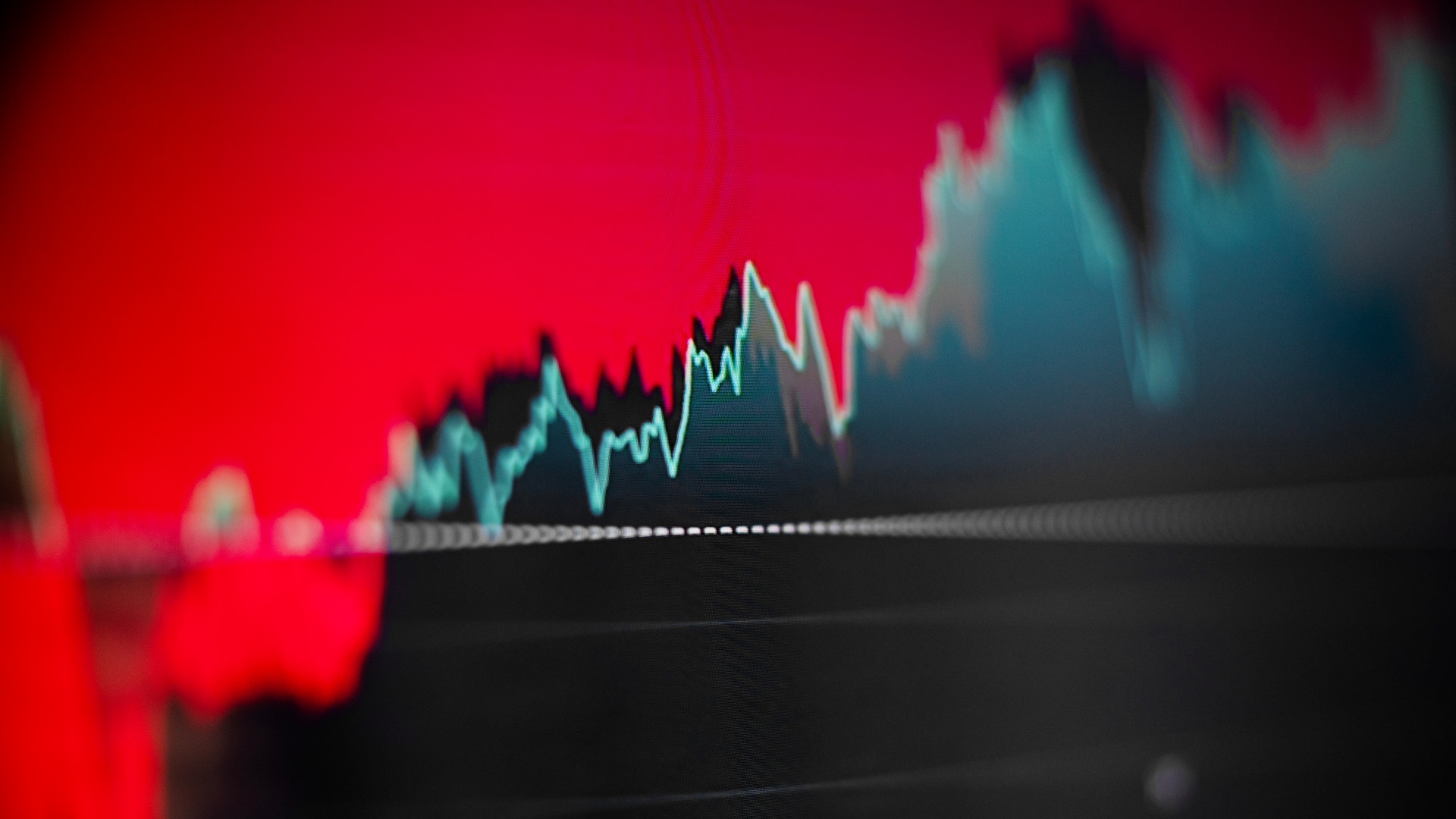 Finansiell graf som visar en stigande aktiekurs med en blågrön trendlinje mot en röd bakgrund.