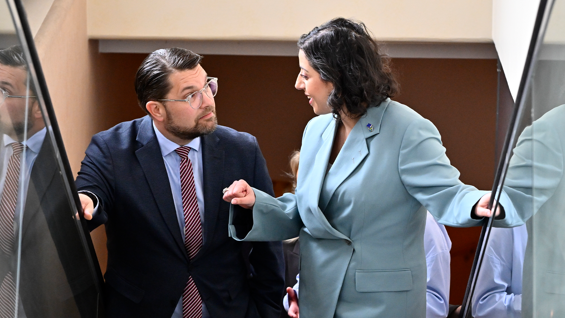 Två personer i affärskläder diskuterar tillsammans