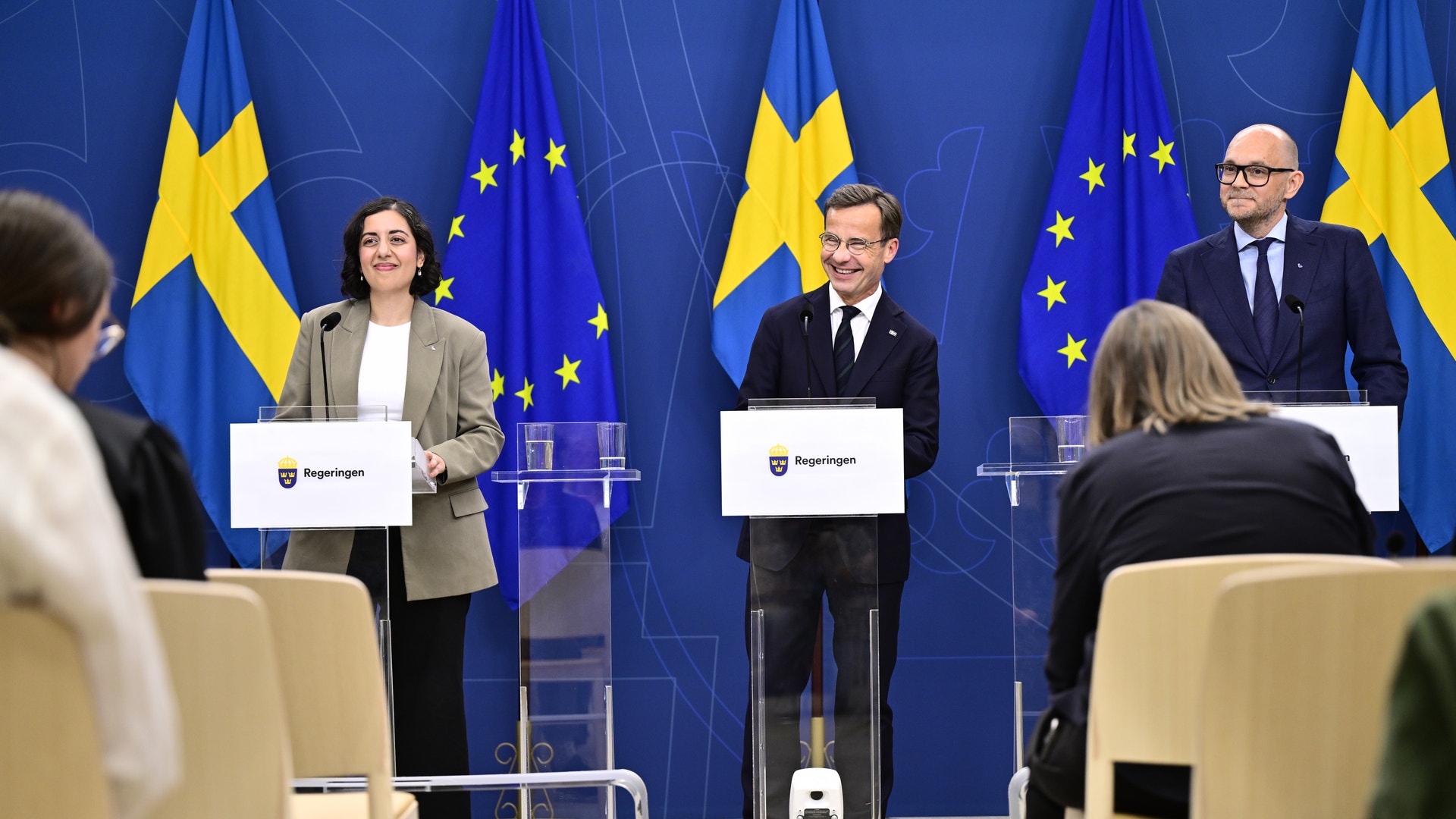 Statsminister Ulf Kristersson presenterar Simona Mohamsson (L) och Johan Britz (L) som nya statsråd i regeringen.