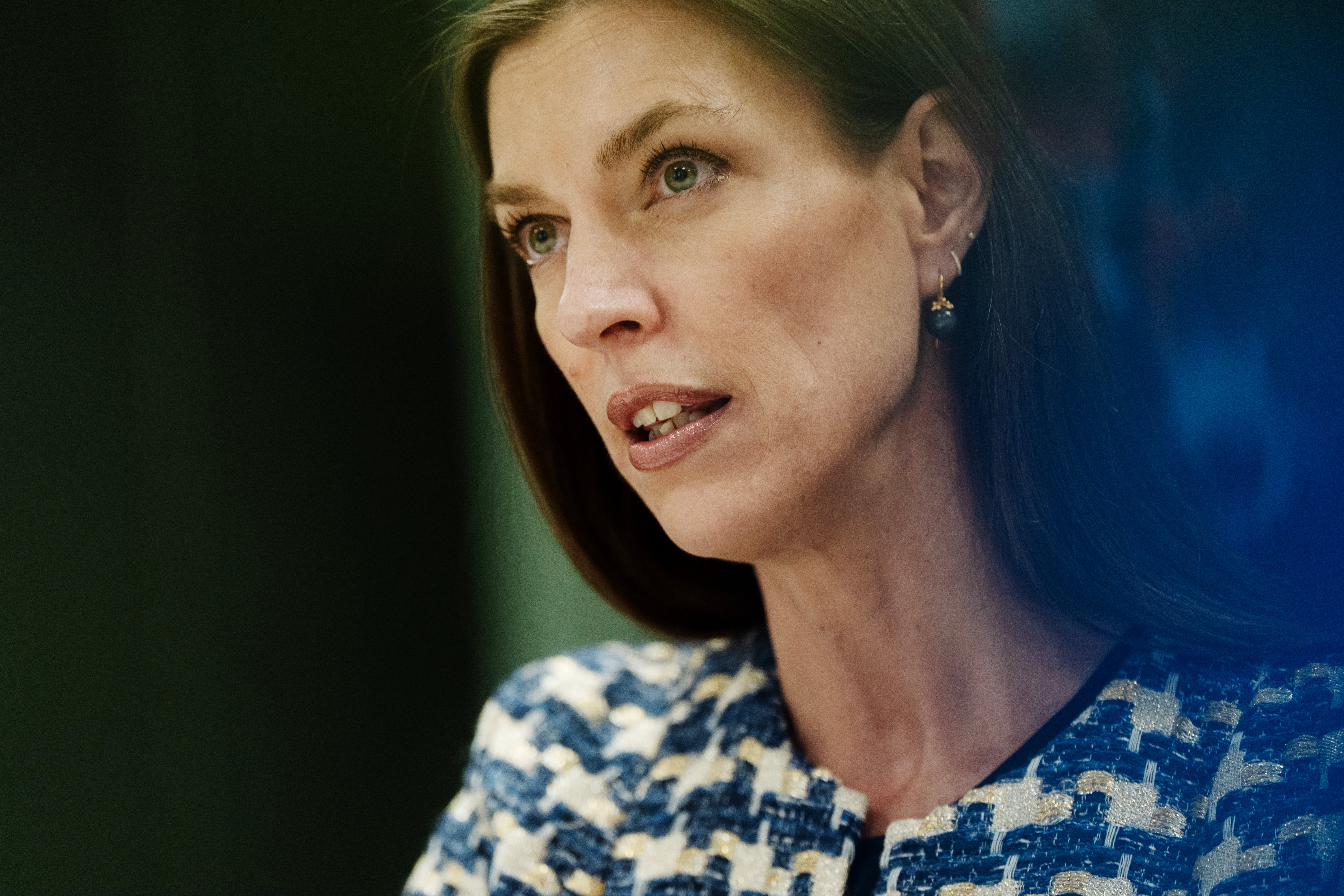 Porträtt av en kvinna som ser bort från kameran