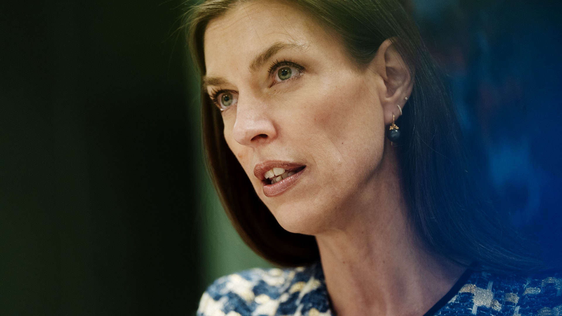 Porträtt av en kvinna som ser bort från kameran