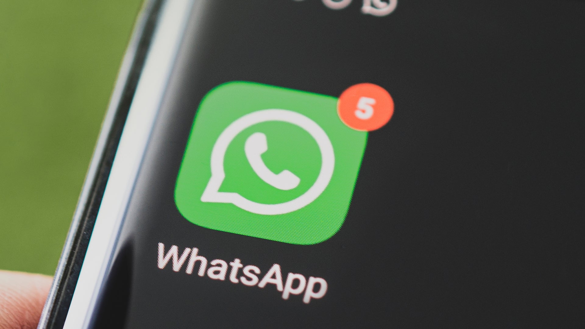 WhatsApp-appen på en smartphone med en röd notifikationsbricka som visar 5 olästa meddelanden.
