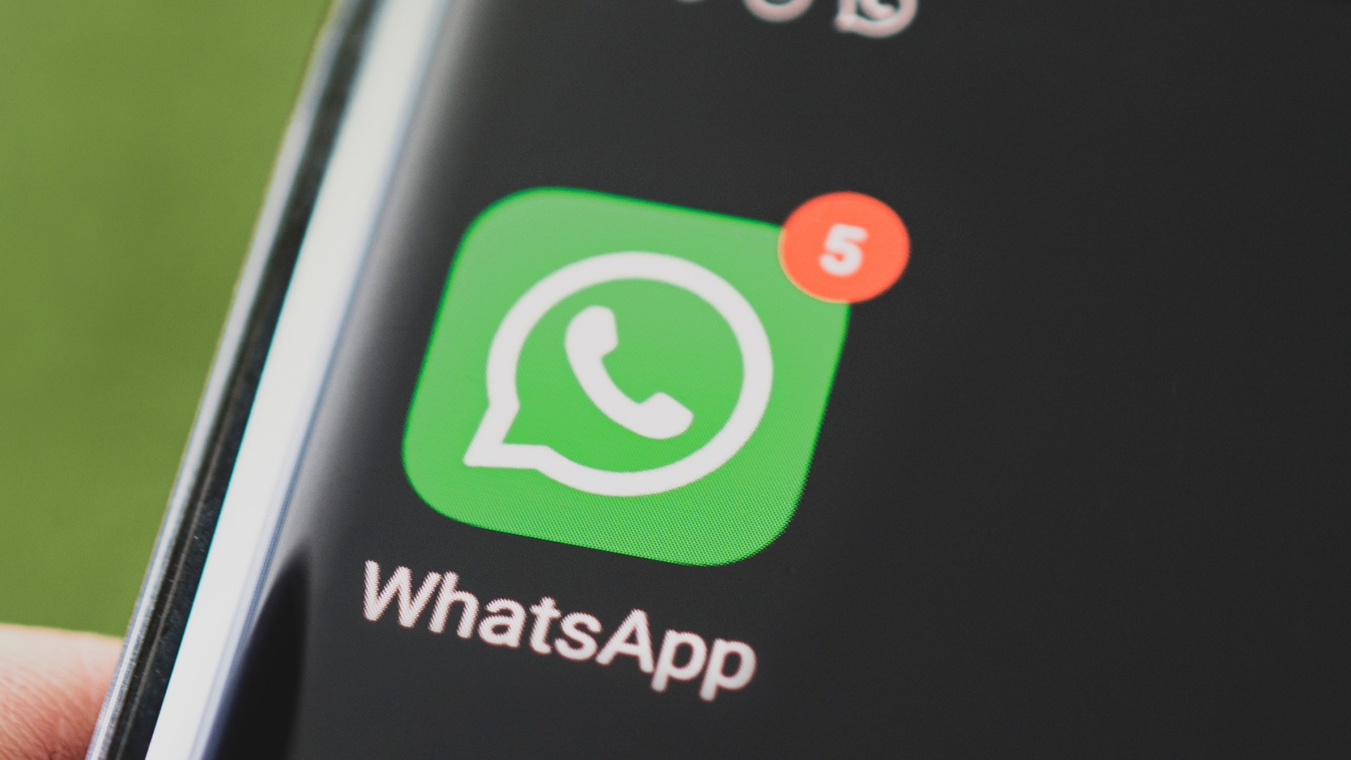 WhatsApp-appen på en smartphone med en röd notifikationsbricka som visar 5 olästa meddelanden.