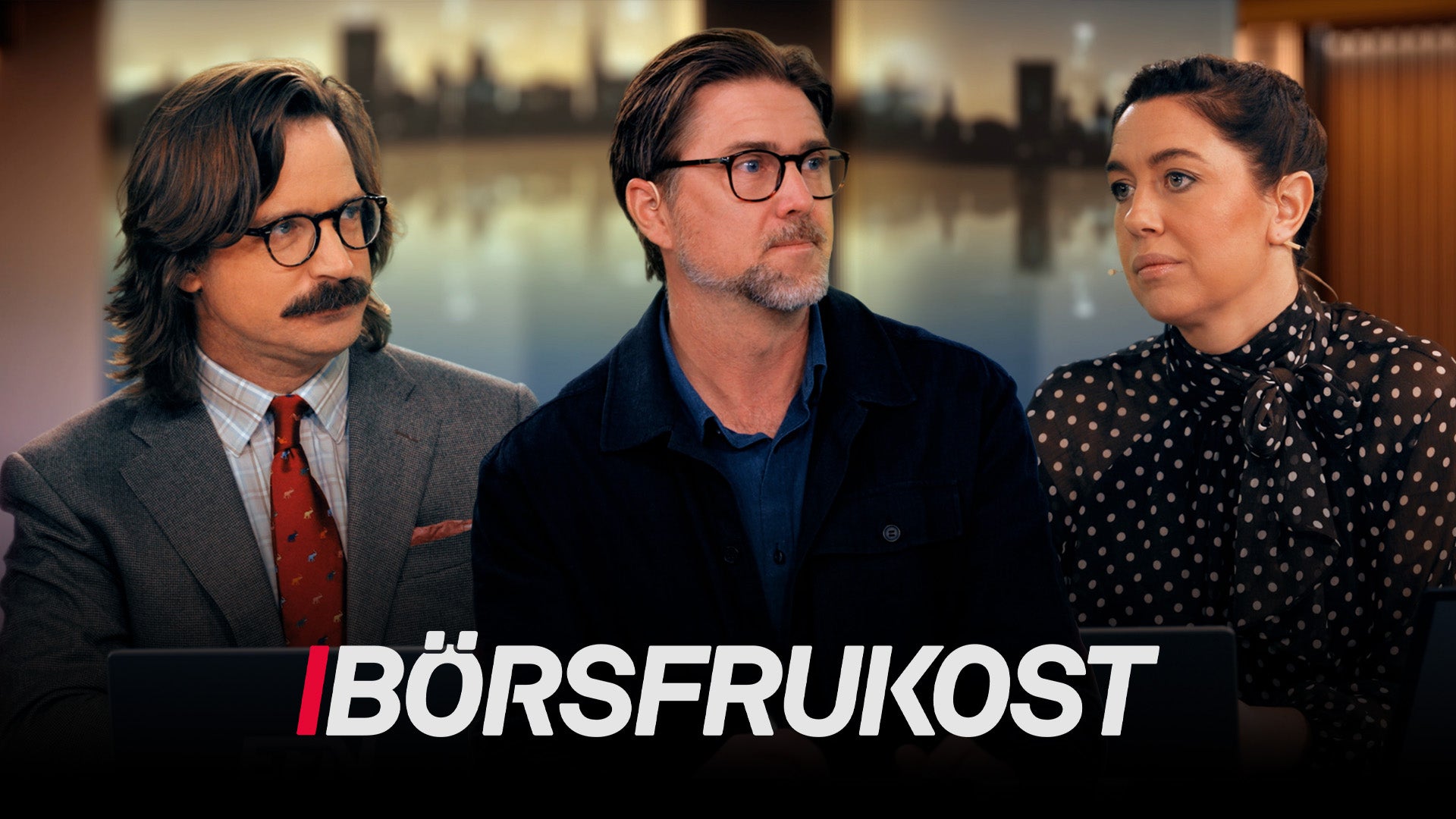 Tre personer i professionell kläder framför en stadsskyline. Text nederst säger Börsfrukost.
