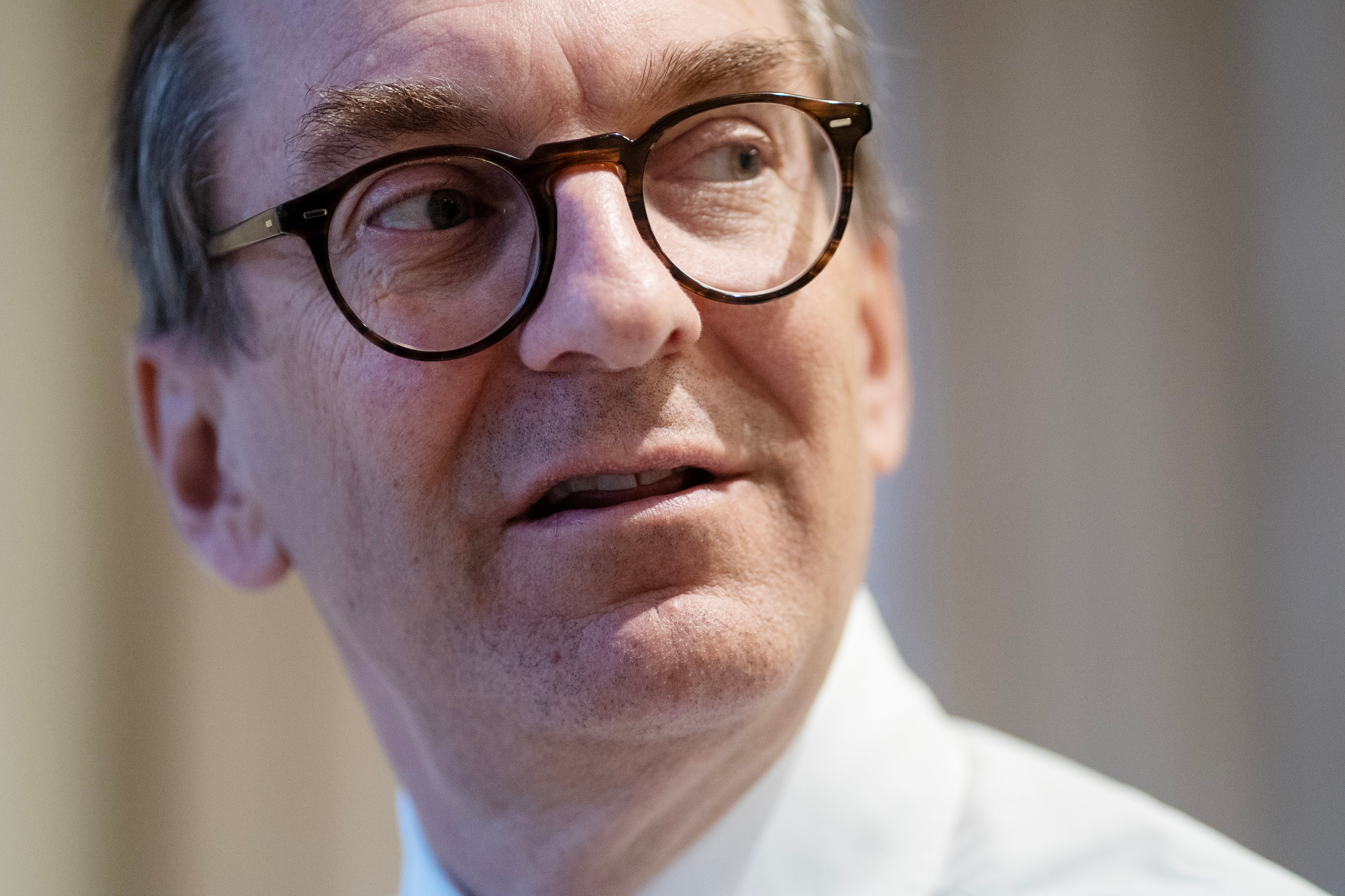 Porträtt av en man med glasögon