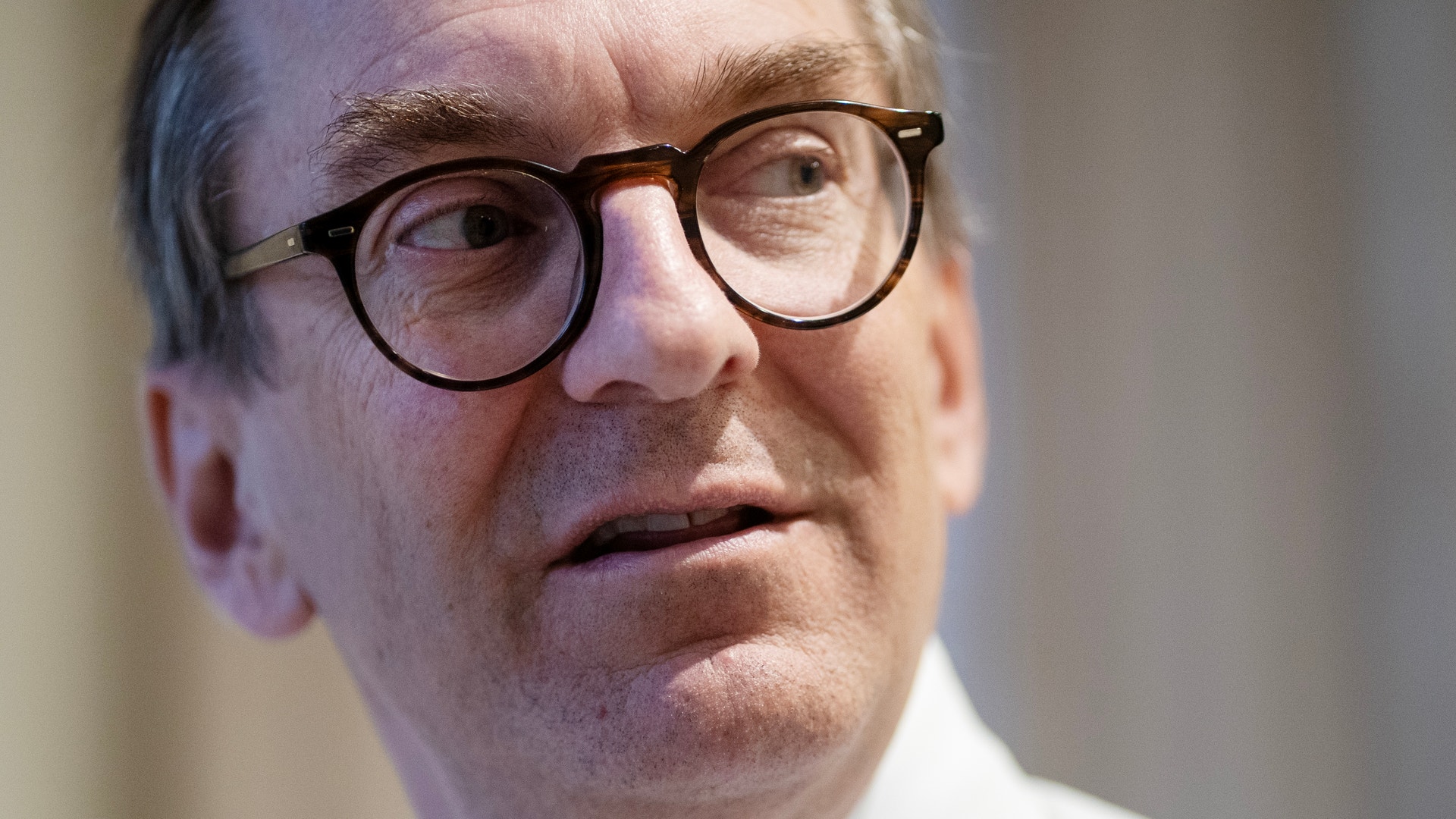 Porträtt av en man med glasögon