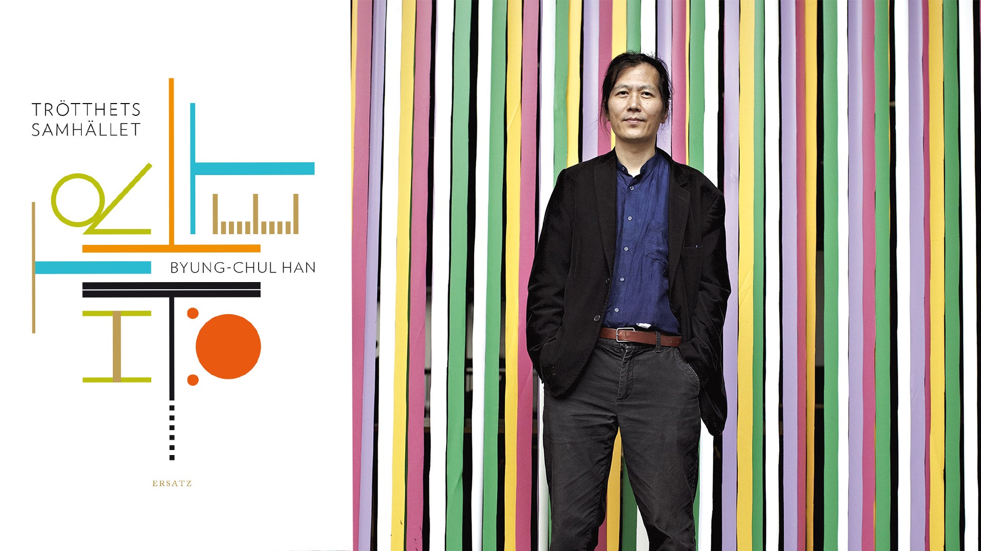 Porträtt av Byung-Chul Han som står framför en vägg med färgglada vertikala ränder. Han är klädd i svart kostym och blå skjorta. Till vänster visas grafiska designelement och texten 'Trotthets samhället'.