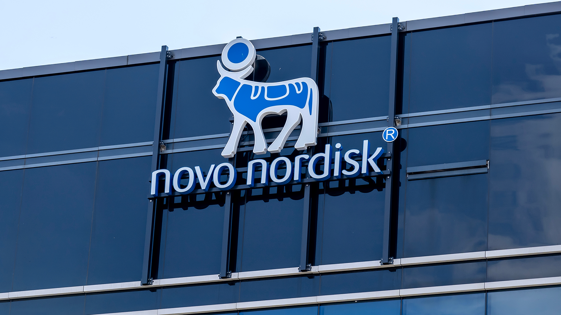 Novo Nordisk logotyp på byggnadsfasad