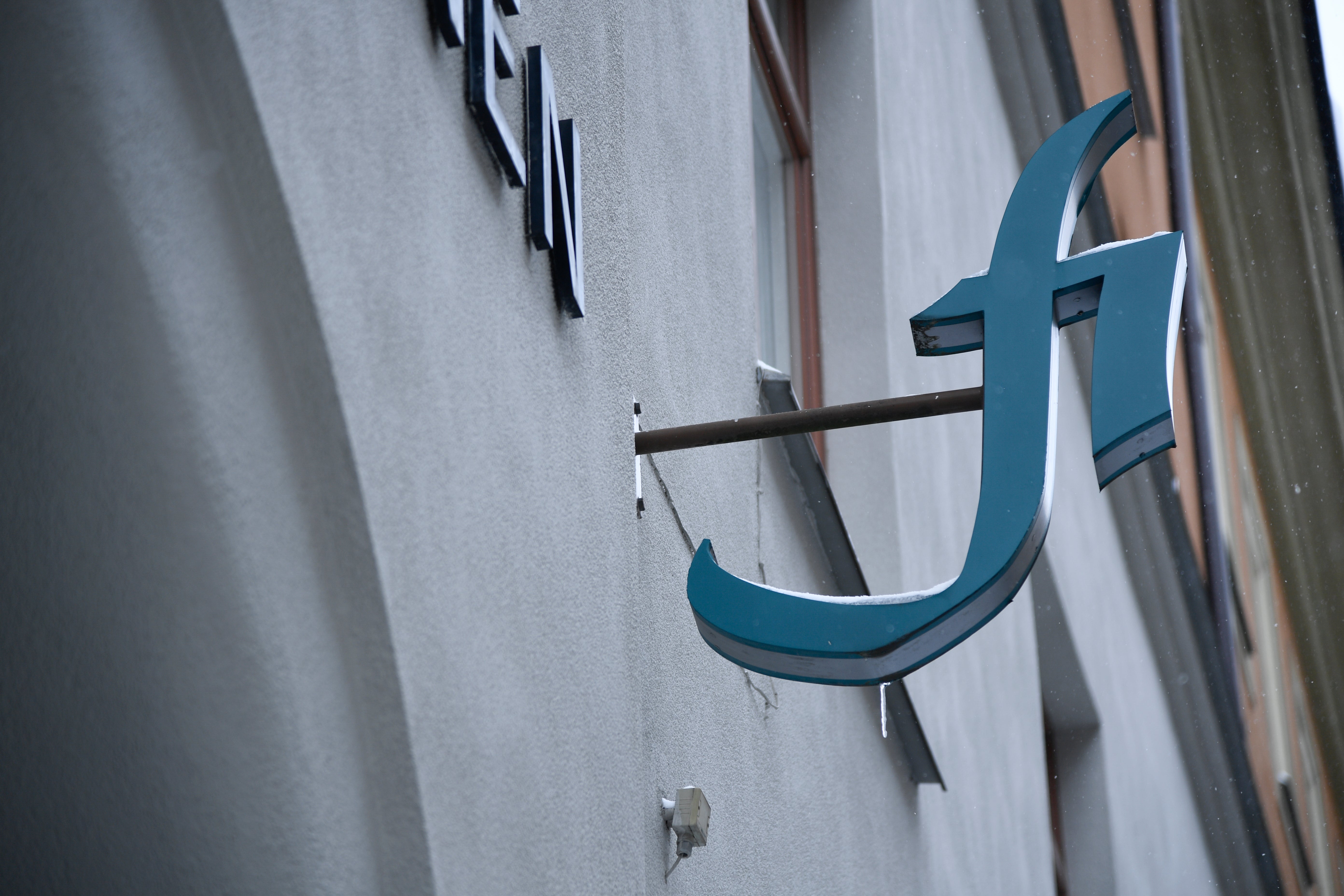 Blå ankarsymbol på vit vägg