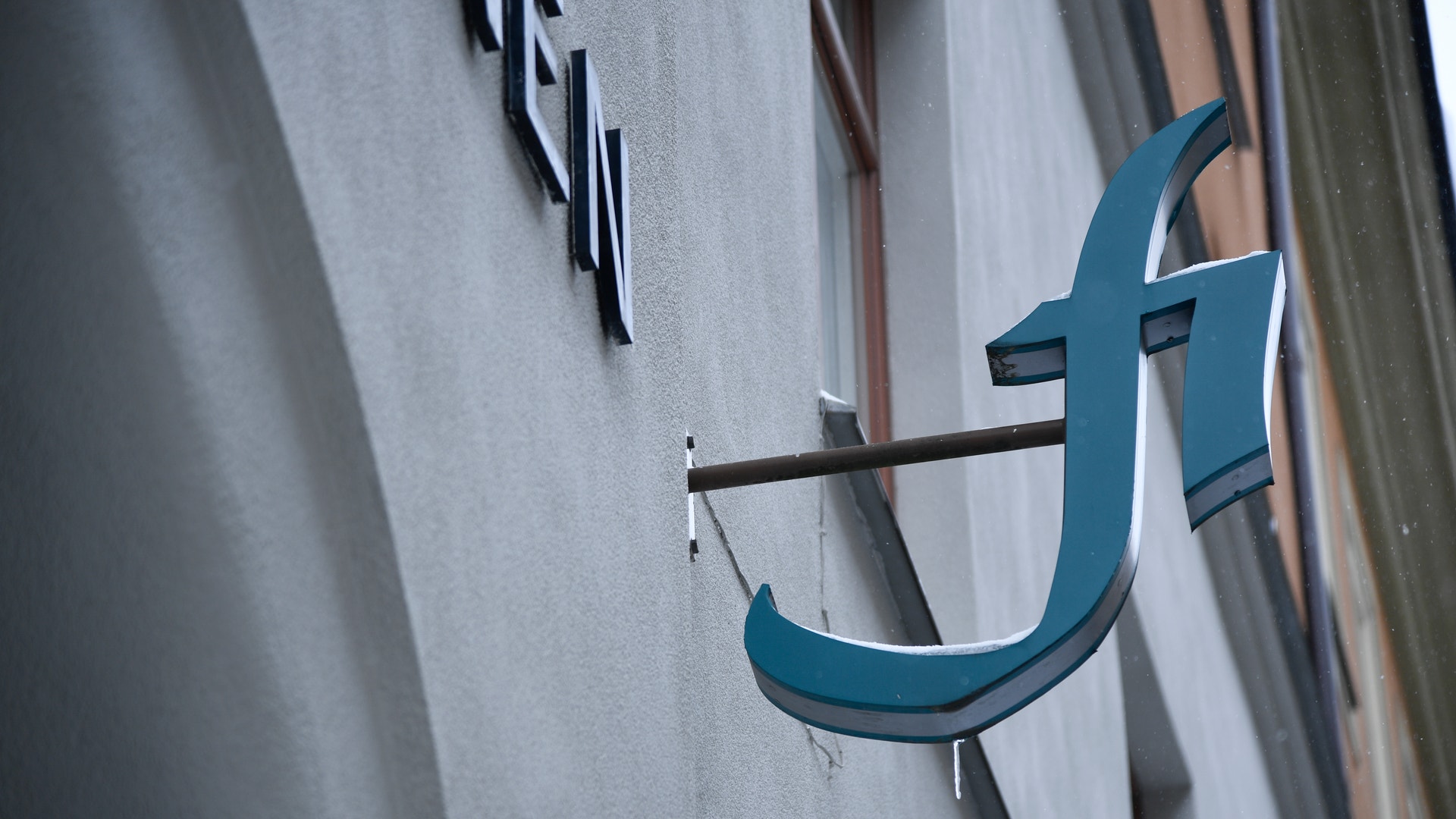 Blå ankarsymbol på vit vägg