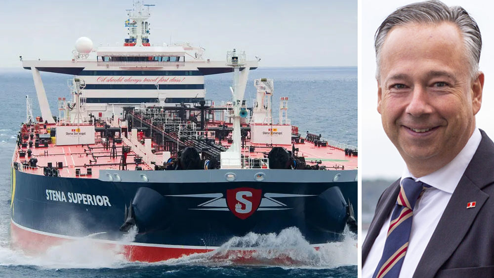 Porträtt av Claes Berglund från Stena Line tillsammans med ett foto av tankfartyget Stena Superior