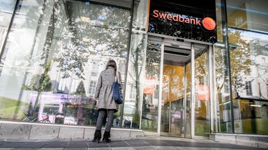 Swedbank stuvar om i portföljen – klädjätte petas