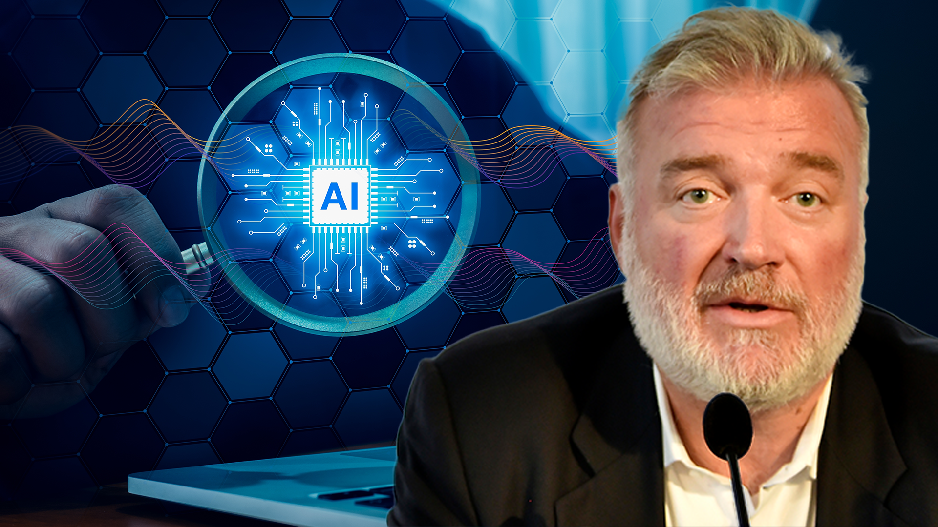 Man i kostym talar vid mikrofon med AI-teknologivisualisering i bakgrunden