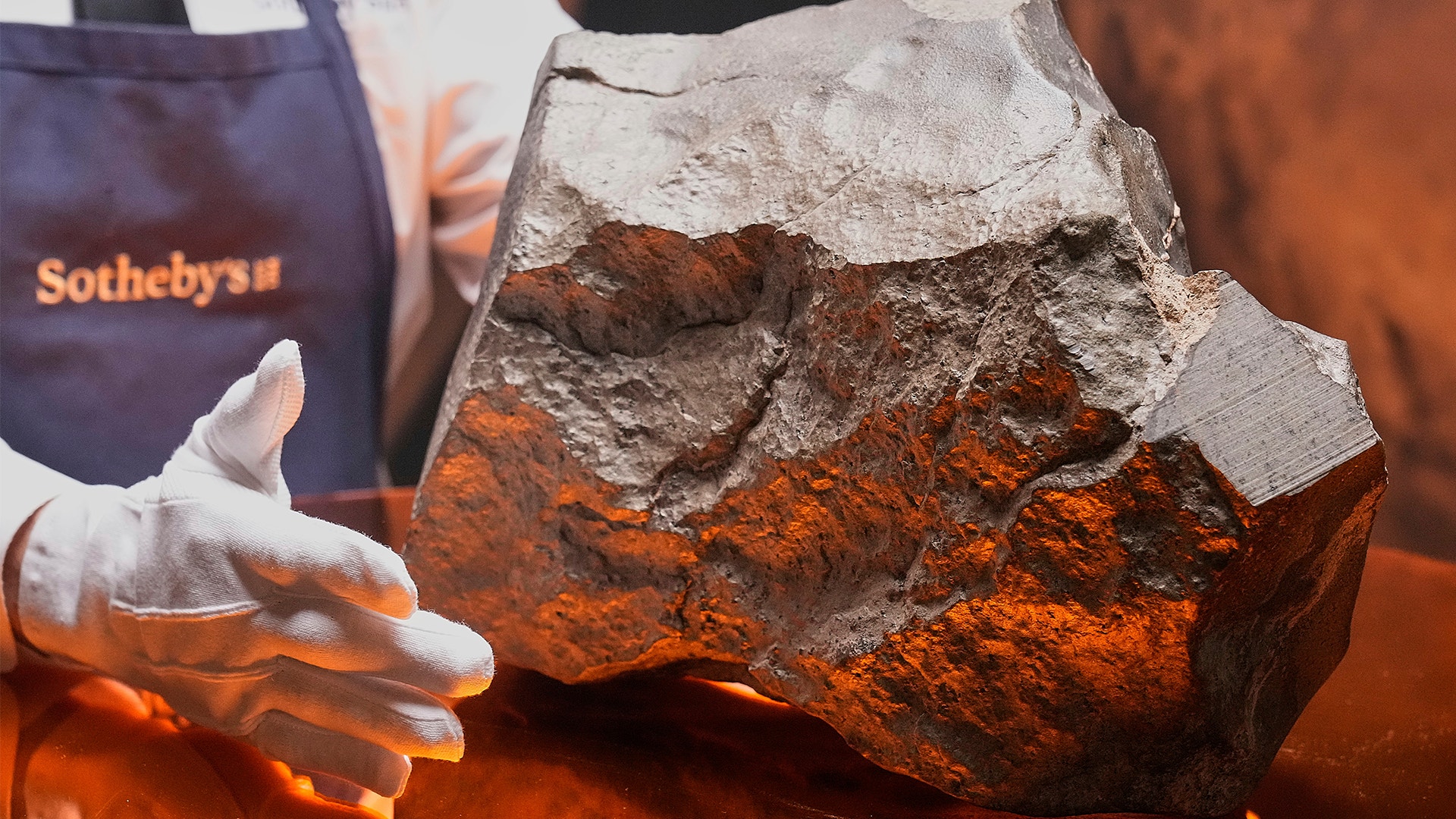 En bit av planeten mars på auktionshuset sotheby's i new york.