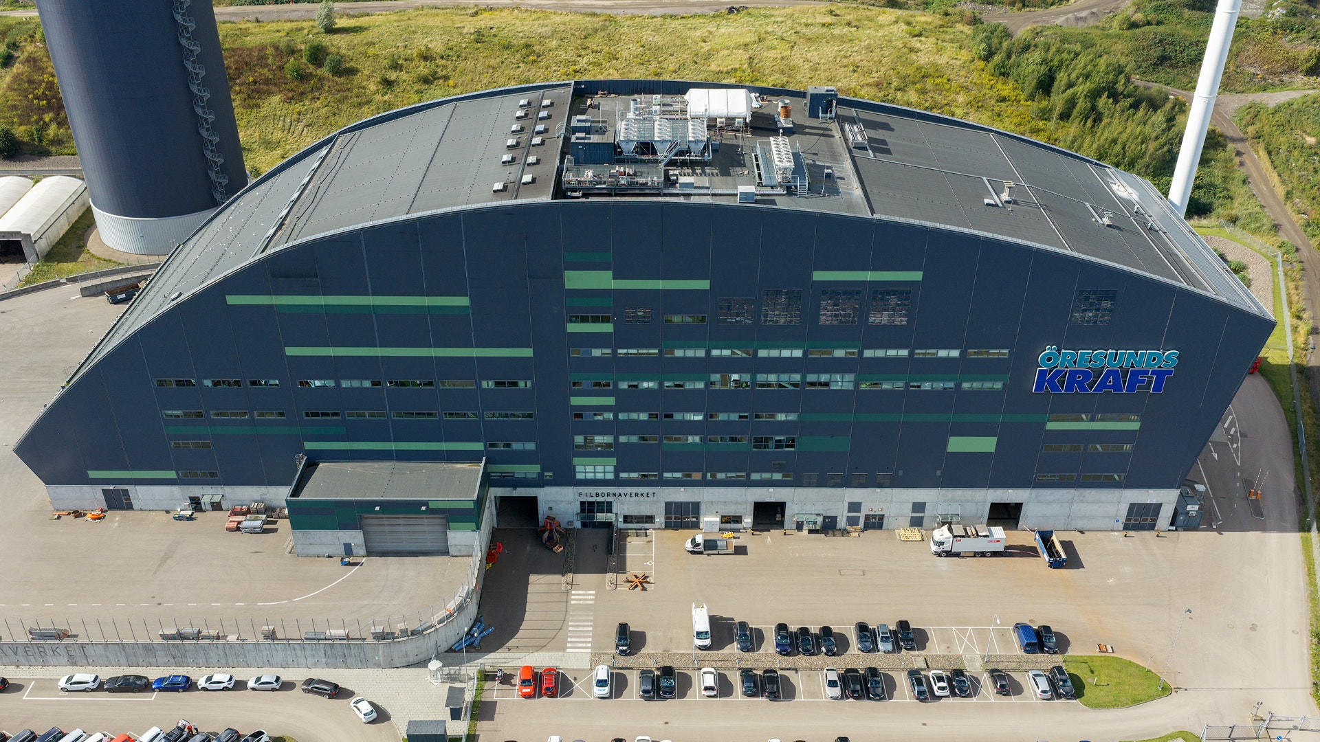 Flygbild av Öresundskrafts industribyggnad med parkeringsplats framför.