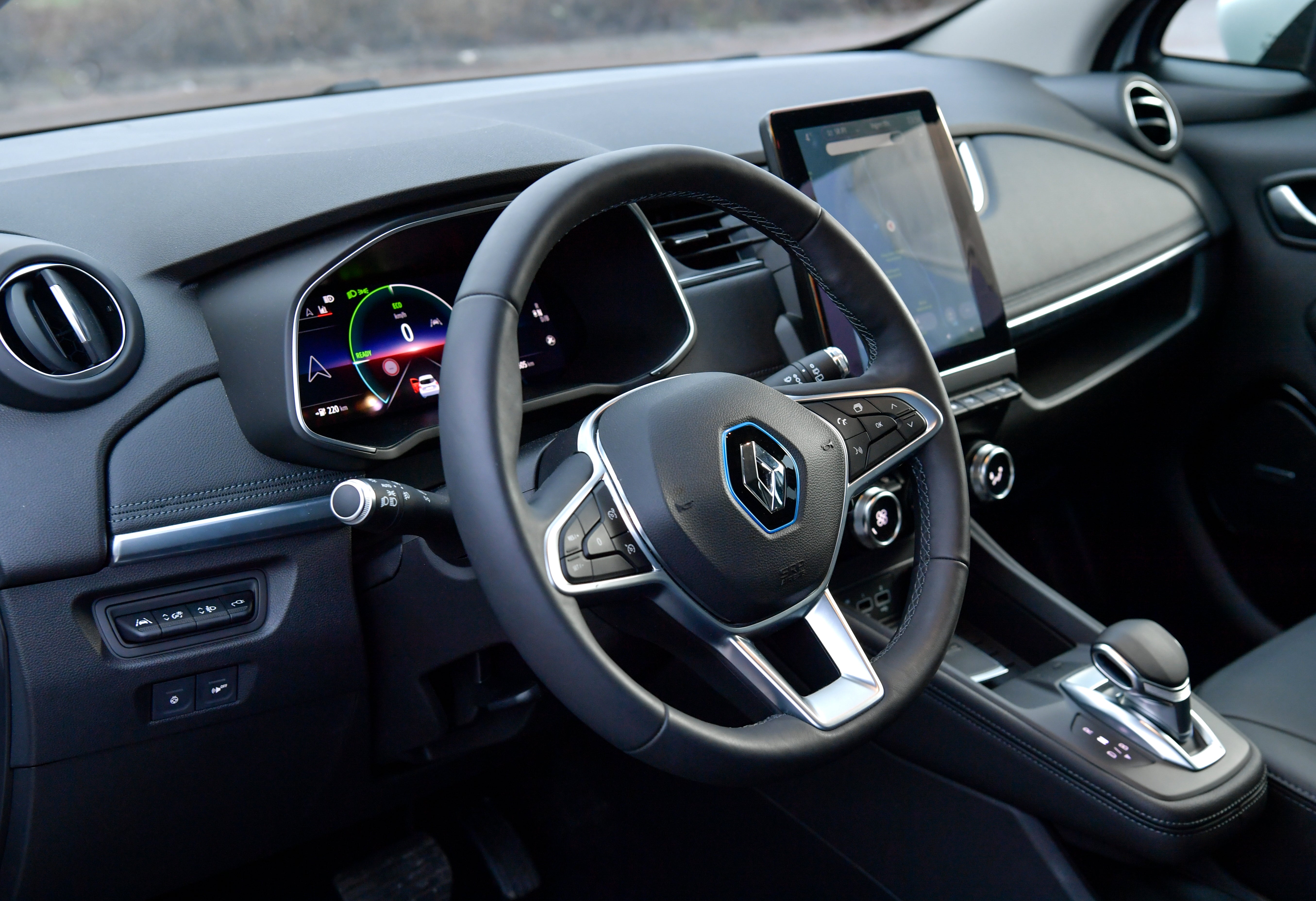 Bilens interiör med ratt och instrumentbräda