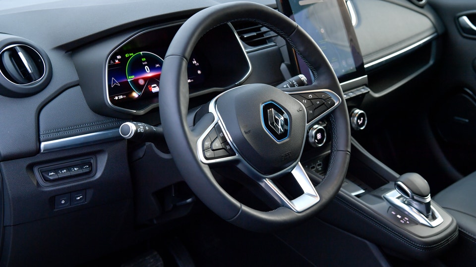 Bilens interiör med ratt och instrumentbräda