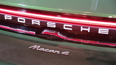 Porsche vinstvarnar – skjuter upp lanseringar