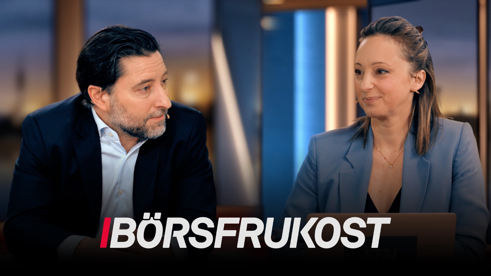 Två affärspersoner i en professionell diskussion framför en stadsbakgrund