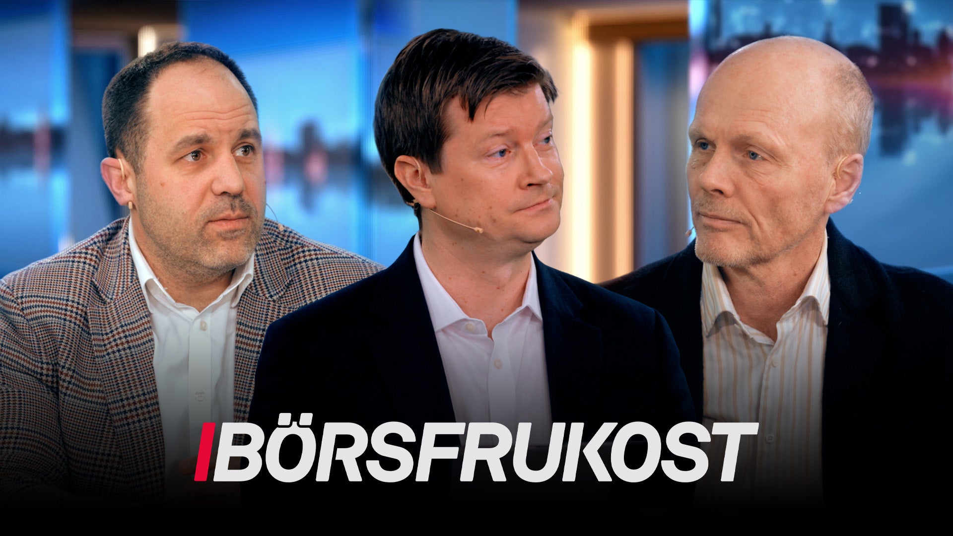 Tre män i affärskläder under ett tv-program om börsen.