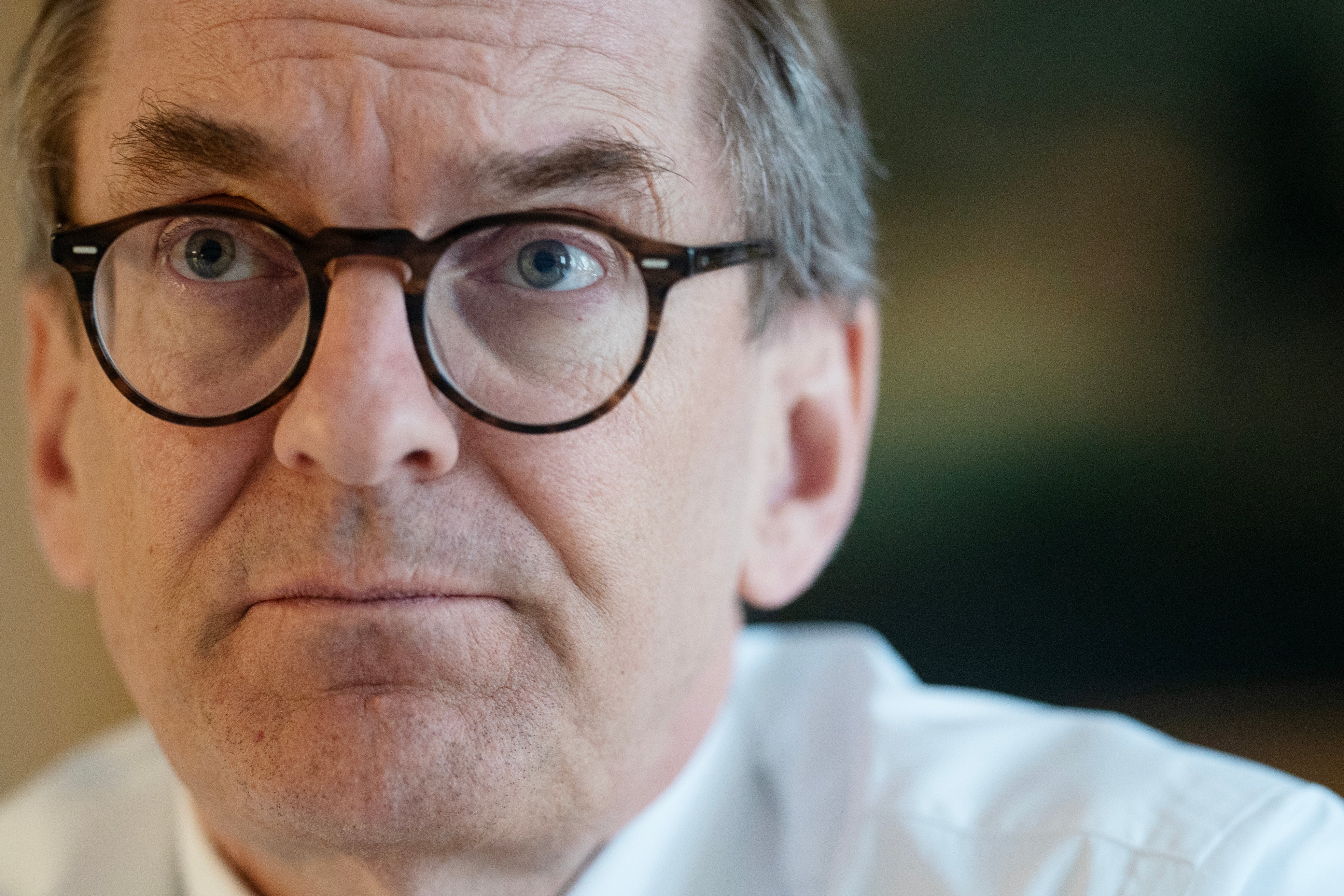 Porträtt av en man med glasögon