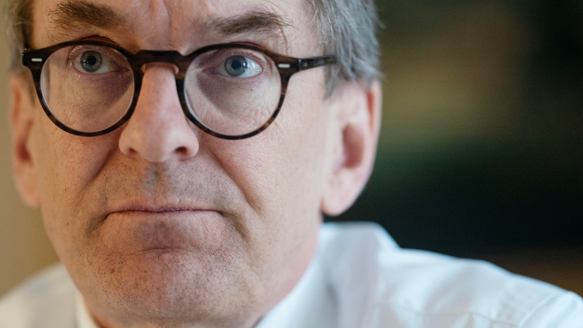 Porträtt av en man med glasögon