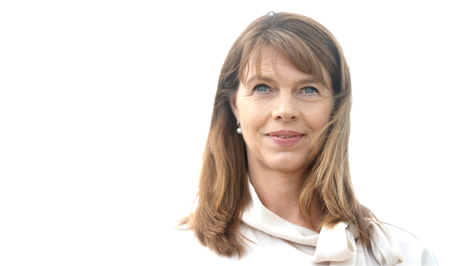 Lina Pålsson, med vit blus och vid balgrund. Hon ler. 