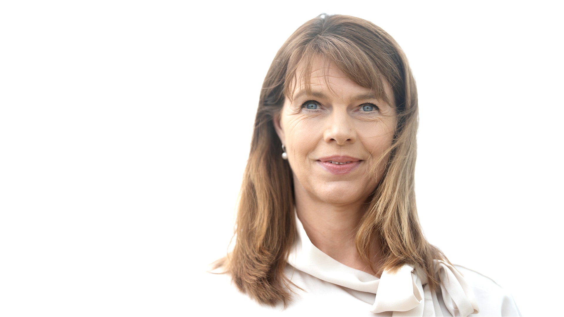 Lina Pålsson, med vit blus och vid balgrund. Hon ler.