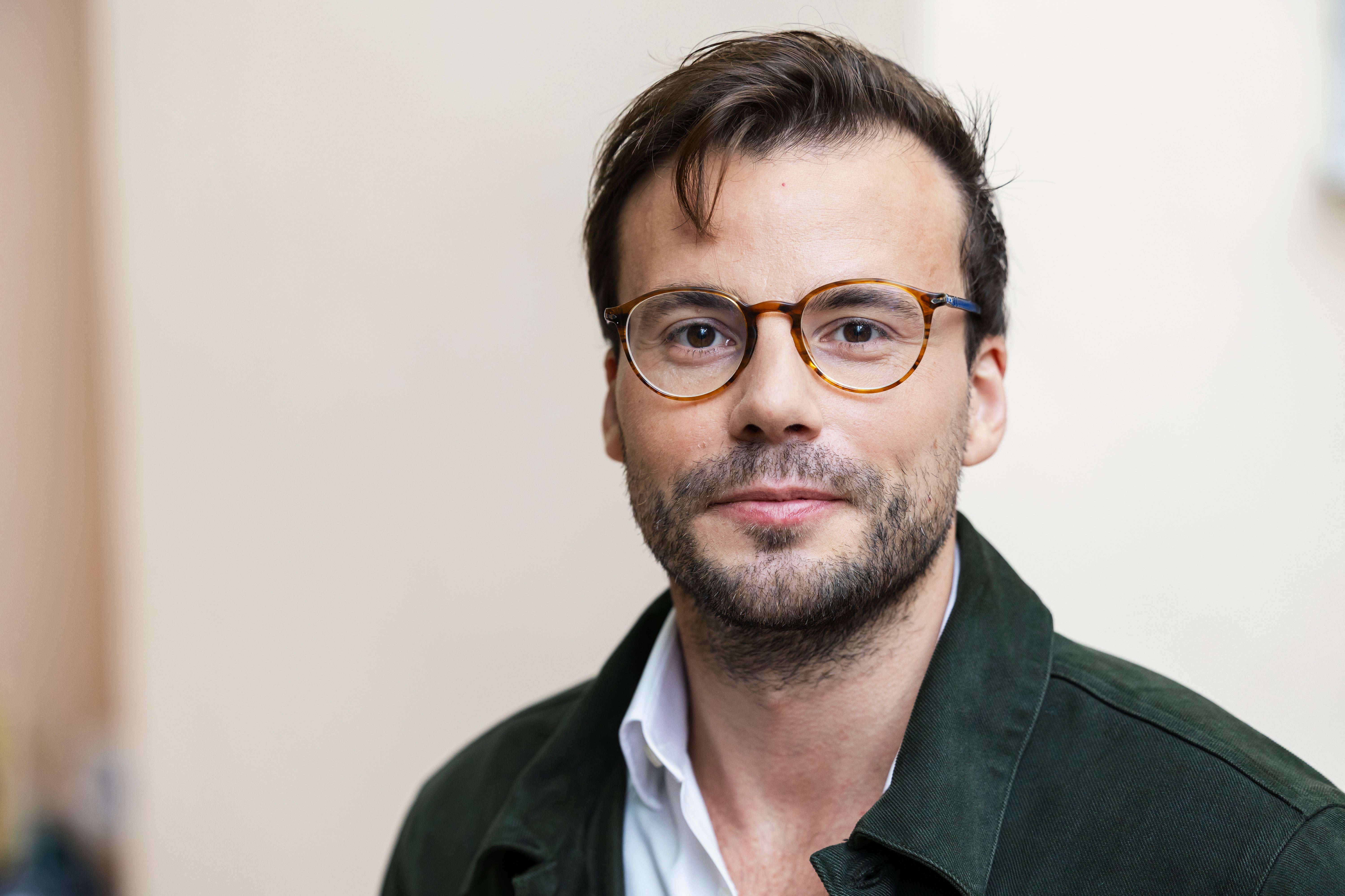 Sebastian Olson, Amos fonder.