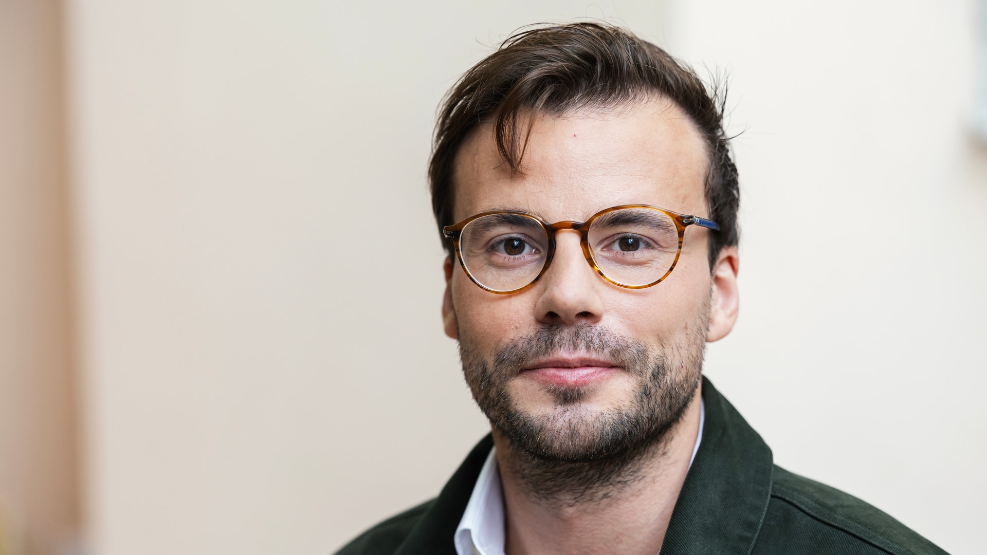 Sebastian Olson, Amos fonder.