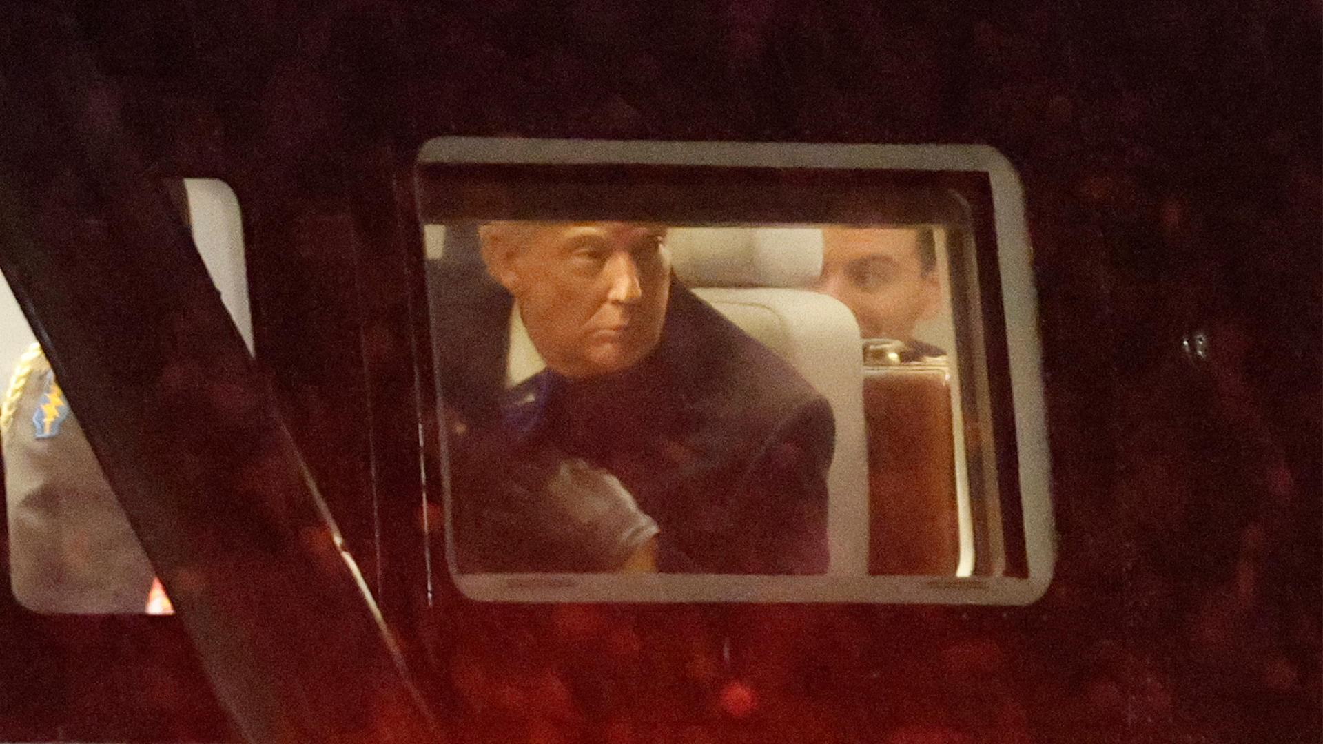 Donald Trump tittar ut genom fönstret ombord på presidentens officiella tjänstehelikopter Marine One.