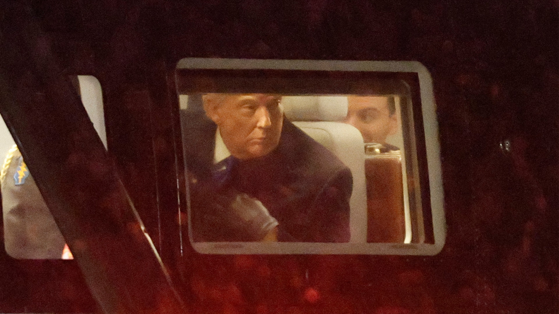 Donald Trump tittar ut genom fönstret ombord på presidentens officiella tjänstehelikopter Marine One.