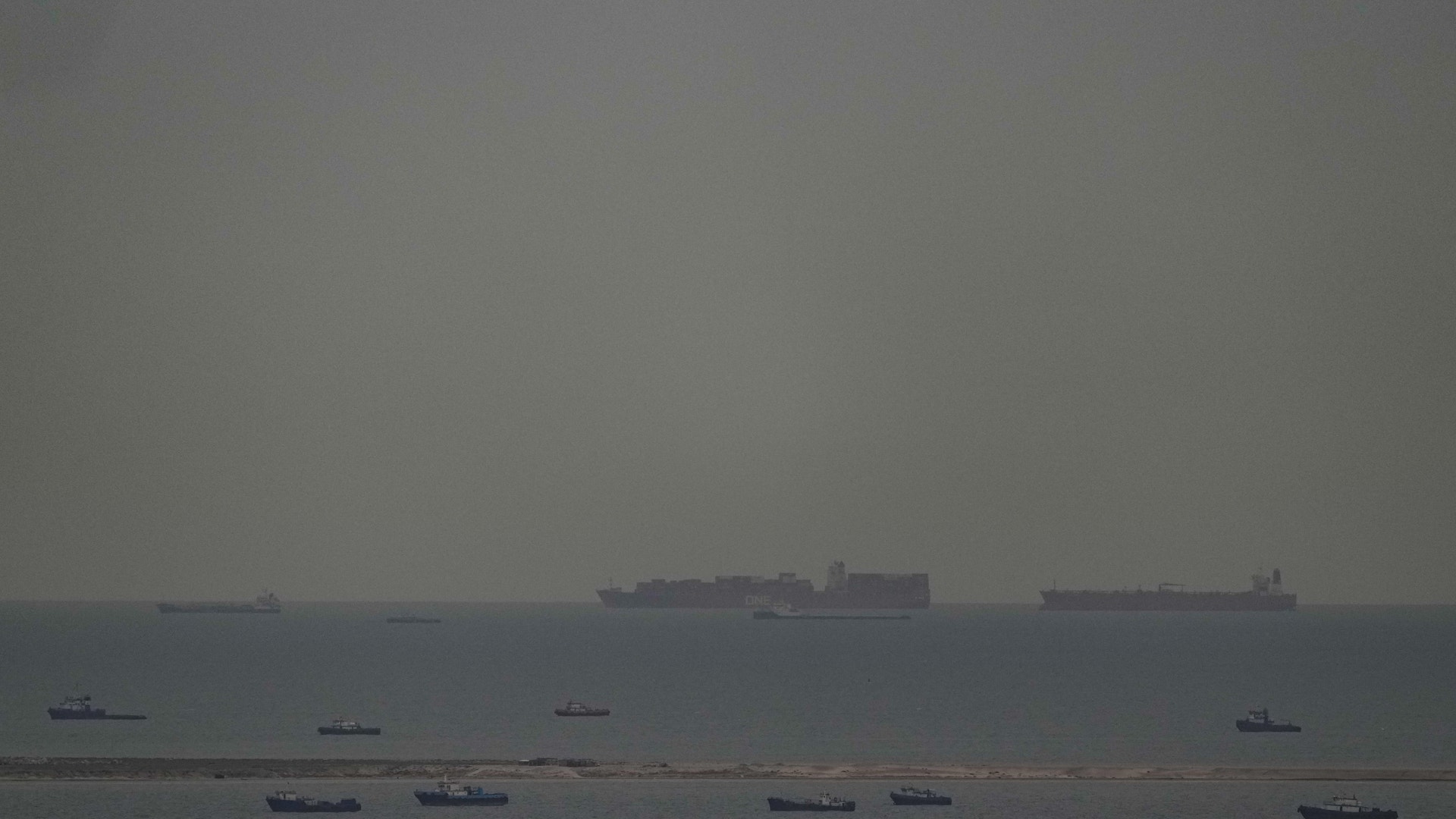 Flera fartyg och båtar på havet under dimmig väderlek