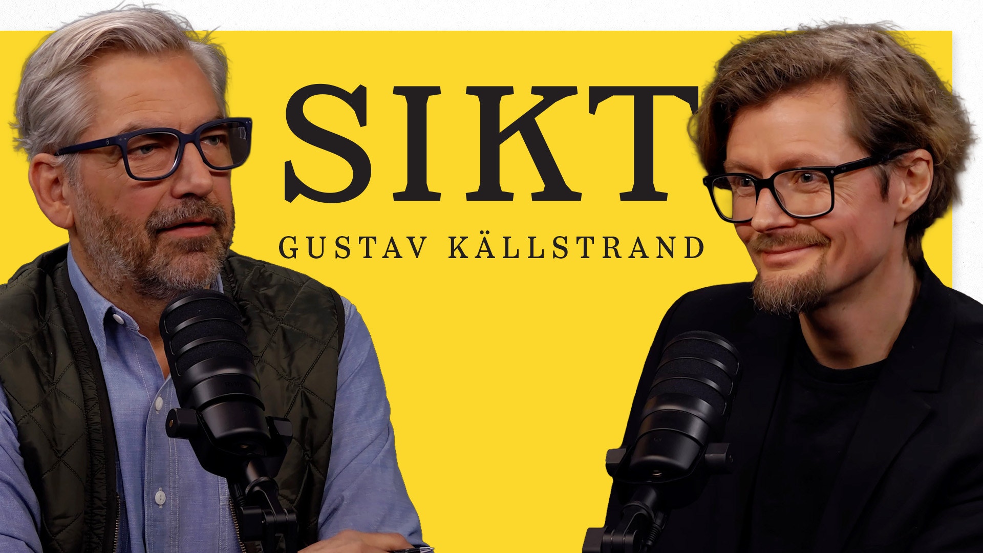 Två män vid podcastmikrofoner framför gul bakgrund med texten SIKT och Gustav Källstrand.