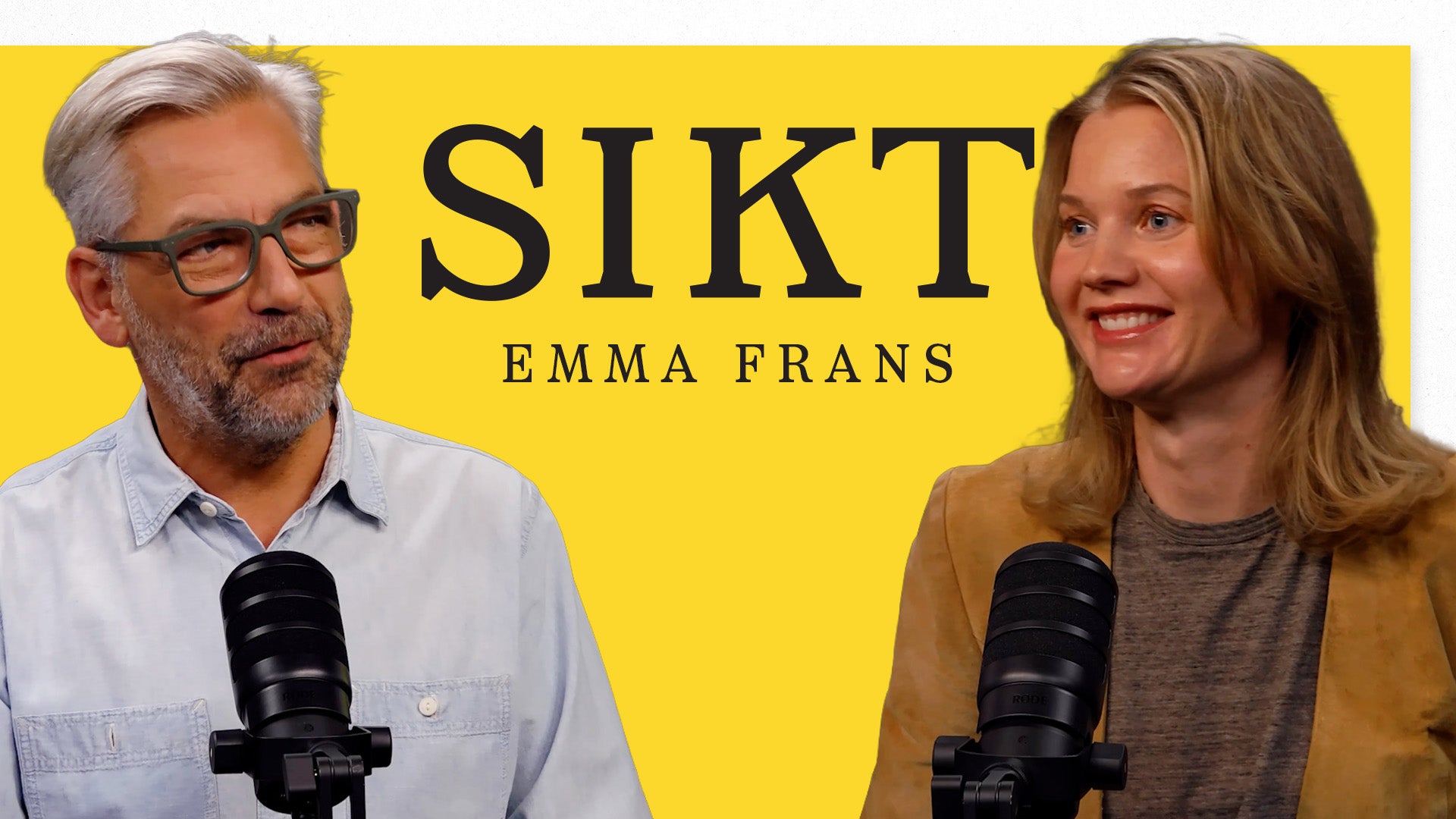 En man och en kvinna sitter framför mikrofoner mot en gul bakgrund med texten "Sikt Emma Frans".