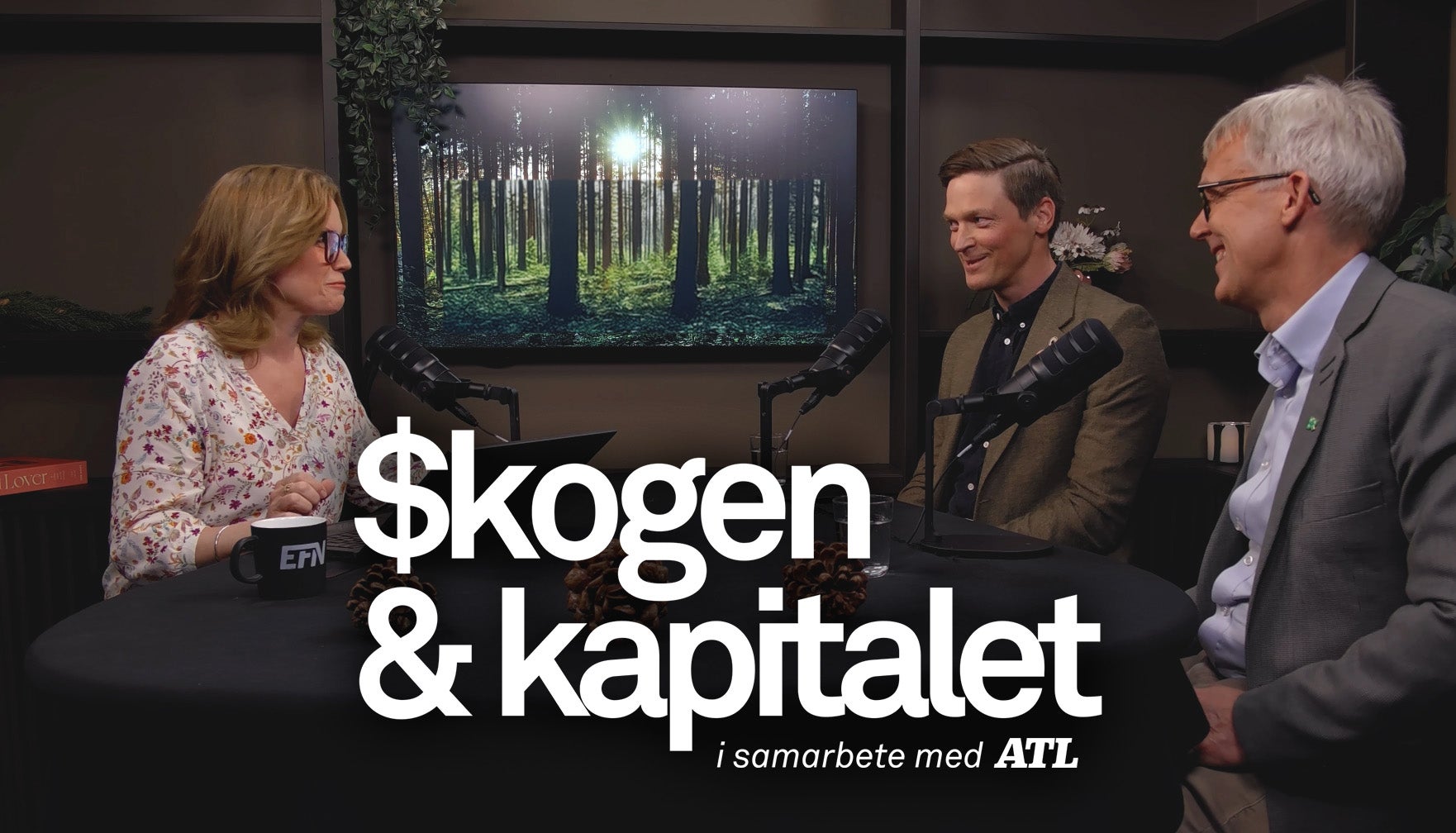 Tre personer sitter och diskuterar i en studio. I bakgrunden syns en skärm med en skogsbild. Texten säger 'Skogen & kapitalet - I samarbete med ATL'.