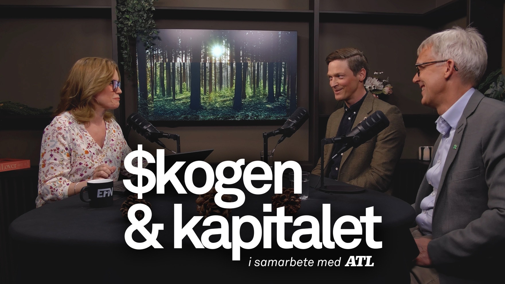 Tre personer sitter och diskuterar i en studio. I bakgrunden syns en skärm med en skogsbild. Texten säger 'Skogen & kapitalet - I samarbete med ATL'.