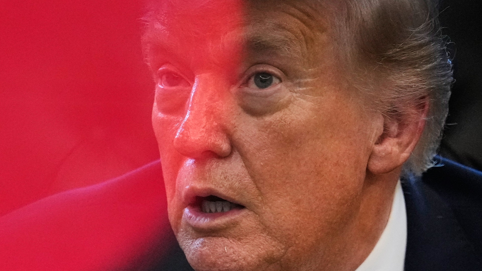 Porträtt av en man mot röd bakgrund