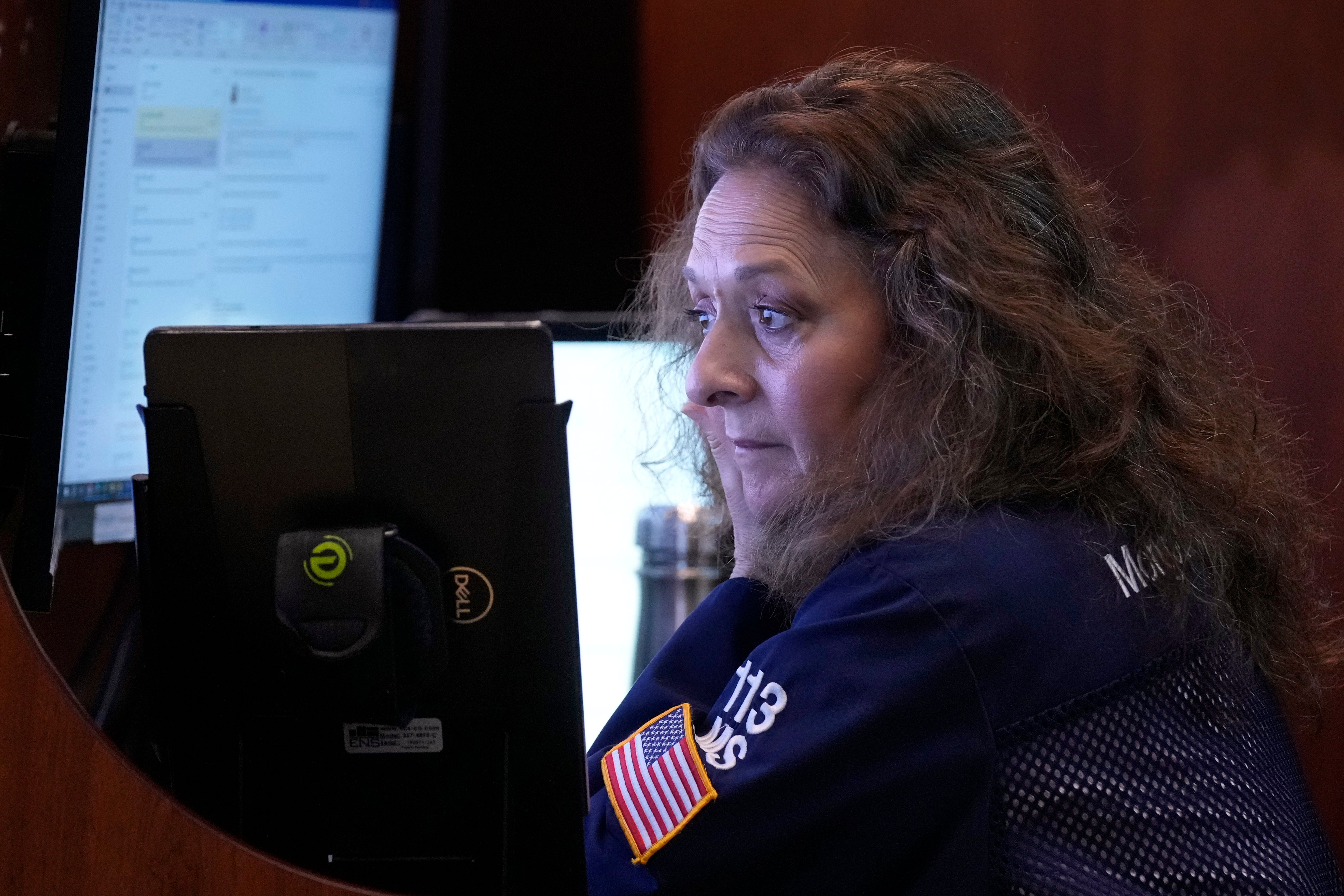 Person sitter vid ett skrivbord med datorutrustning och inspelningsutrustning.