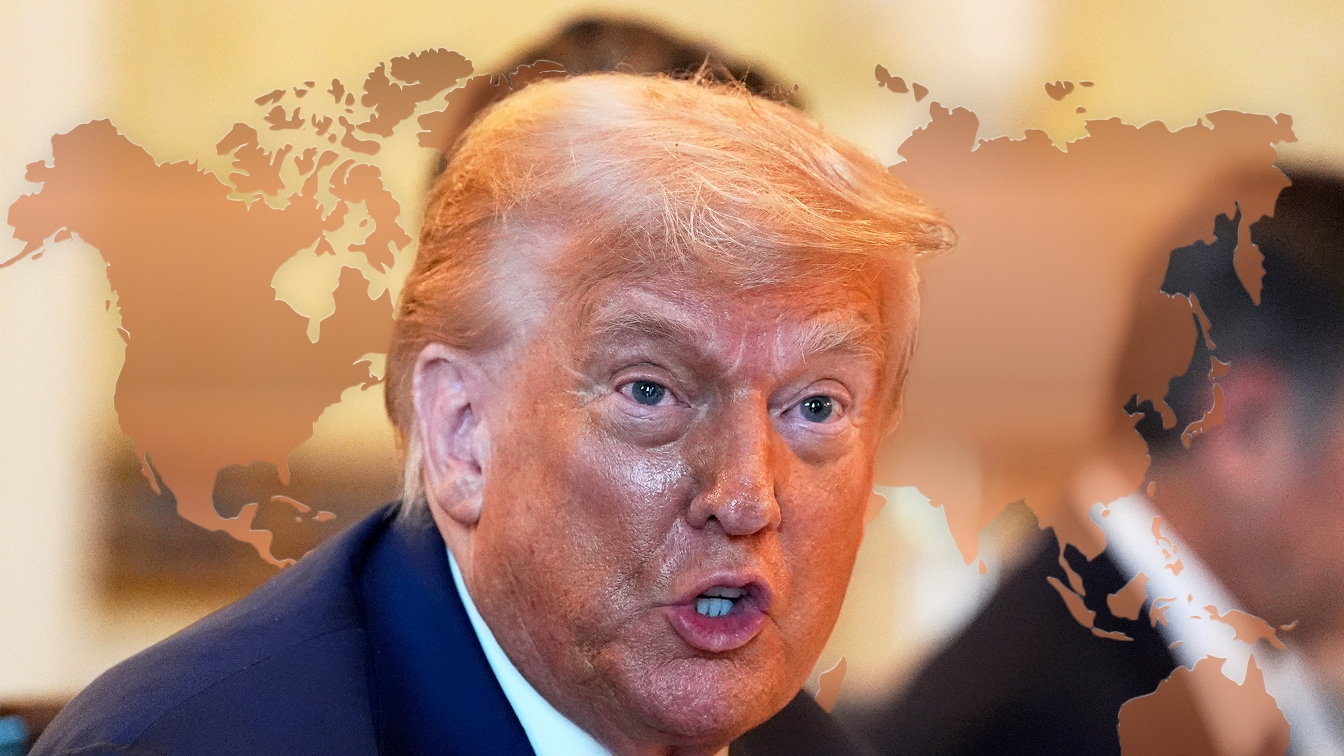 Donald Trump talar på ett möte. Bakom honom är en inklippt bakgrund på världskartan i kopparfärger.