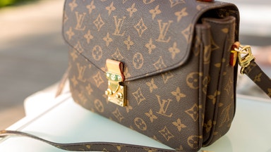 Louis Vuitton får miljonböter – efter kontantköp