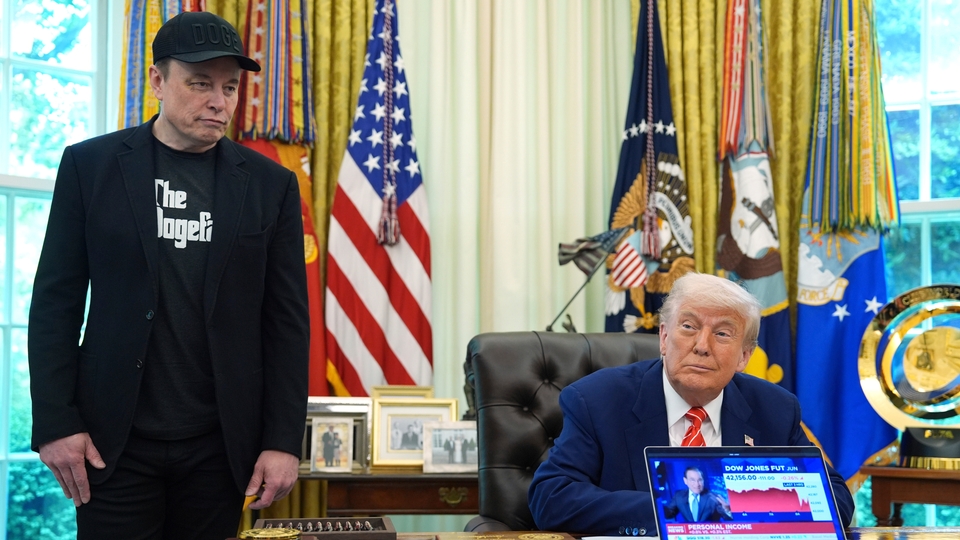 Musk står i Ovala rummet och tittar med besviken min över USA:s president Donald Trumps axel.