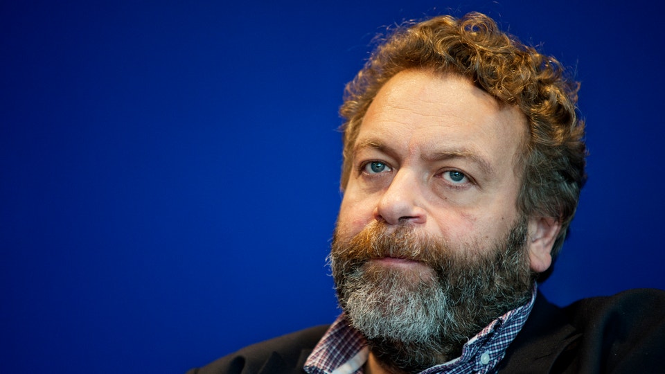 New Waves vd Torsten Jansson tittar framåt. Han är klädd i en svart kostym och rutig skjorta.