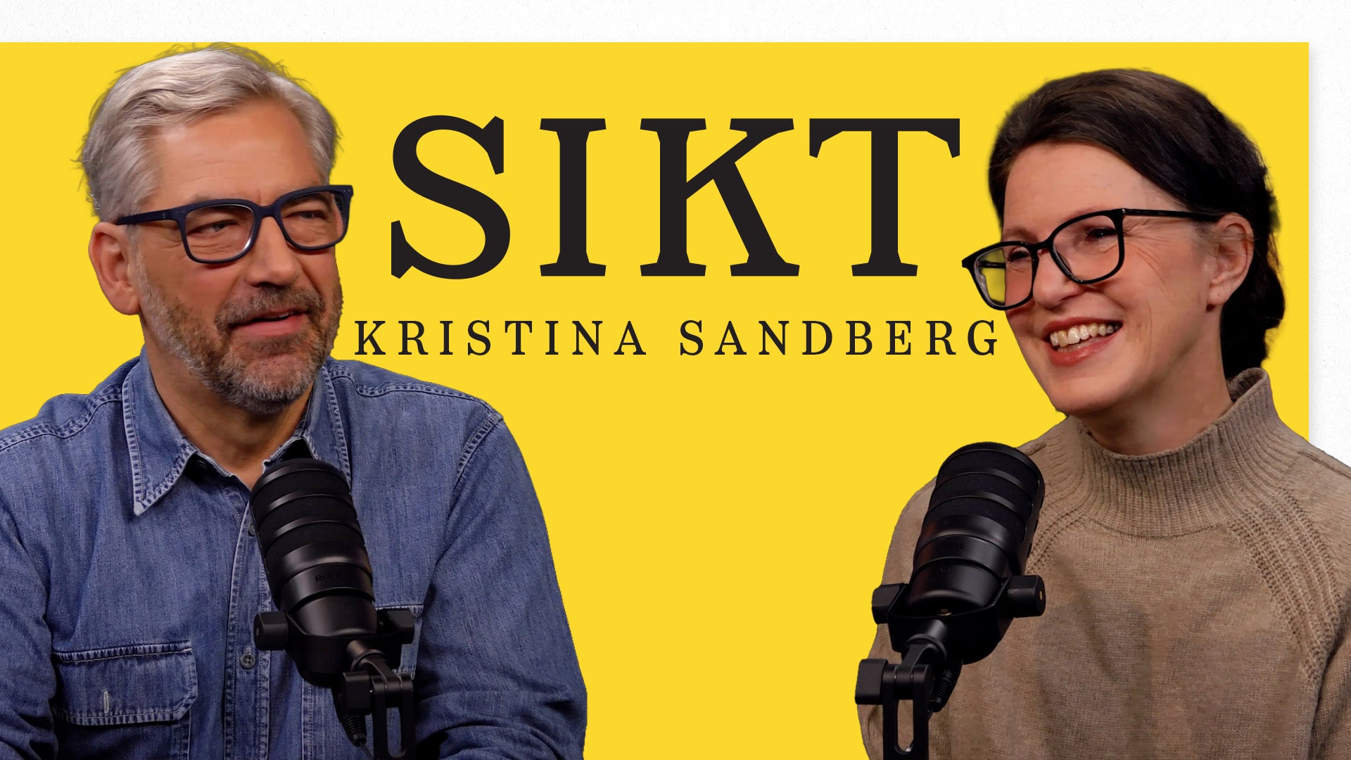 Två personer sitter vid mikrofoner framför en gul bakgrund med texten SIKT och Kristina Sandberg.